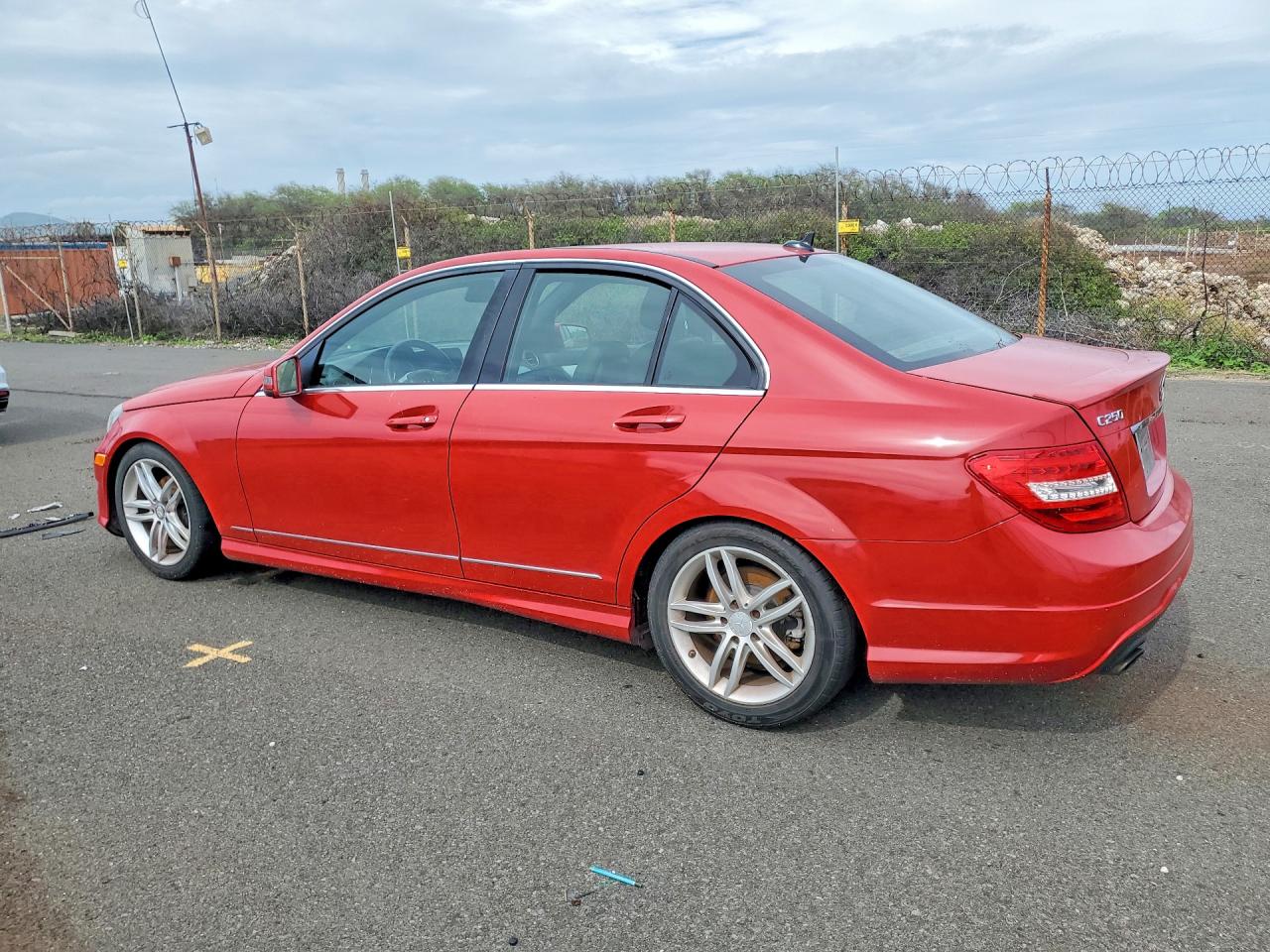 2013 Mercedes-benz C250 Red vin: WDDGF4HB5DA781047