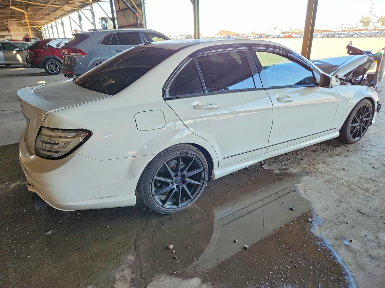 2013 Mercedes-benz C 250 Белый vin: WDDGF4HB5DA784580