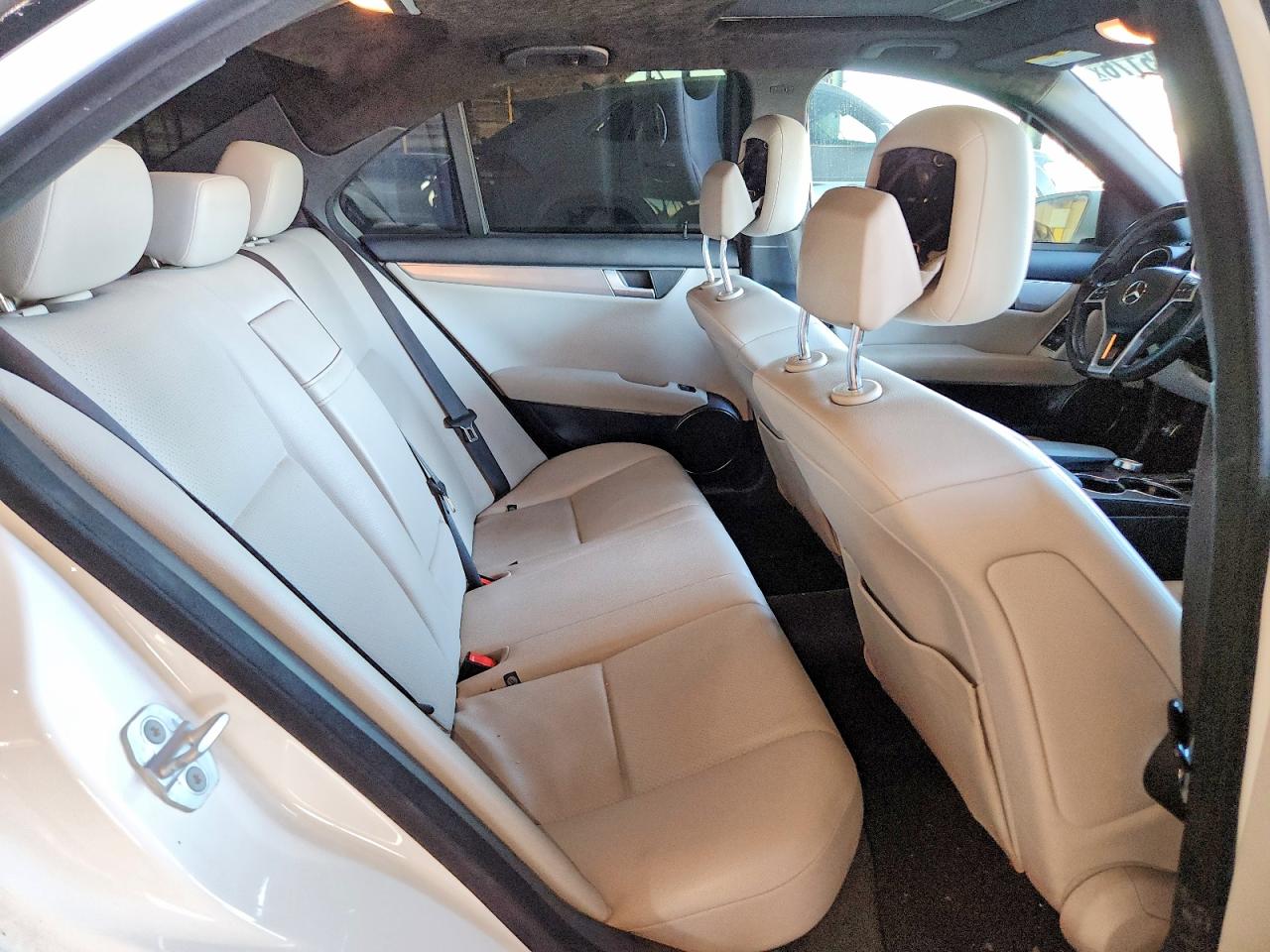 2013 Mercedes-benz C 250 Белый vin: WDDGF4HB5DA784580