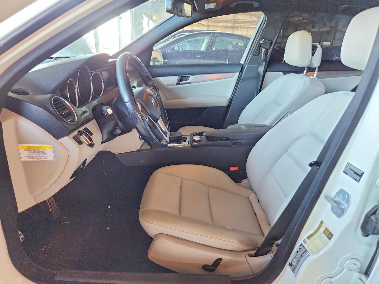 2013 Mercedes-benz C 250 Белый vin: WDDGF4HB5DA784580