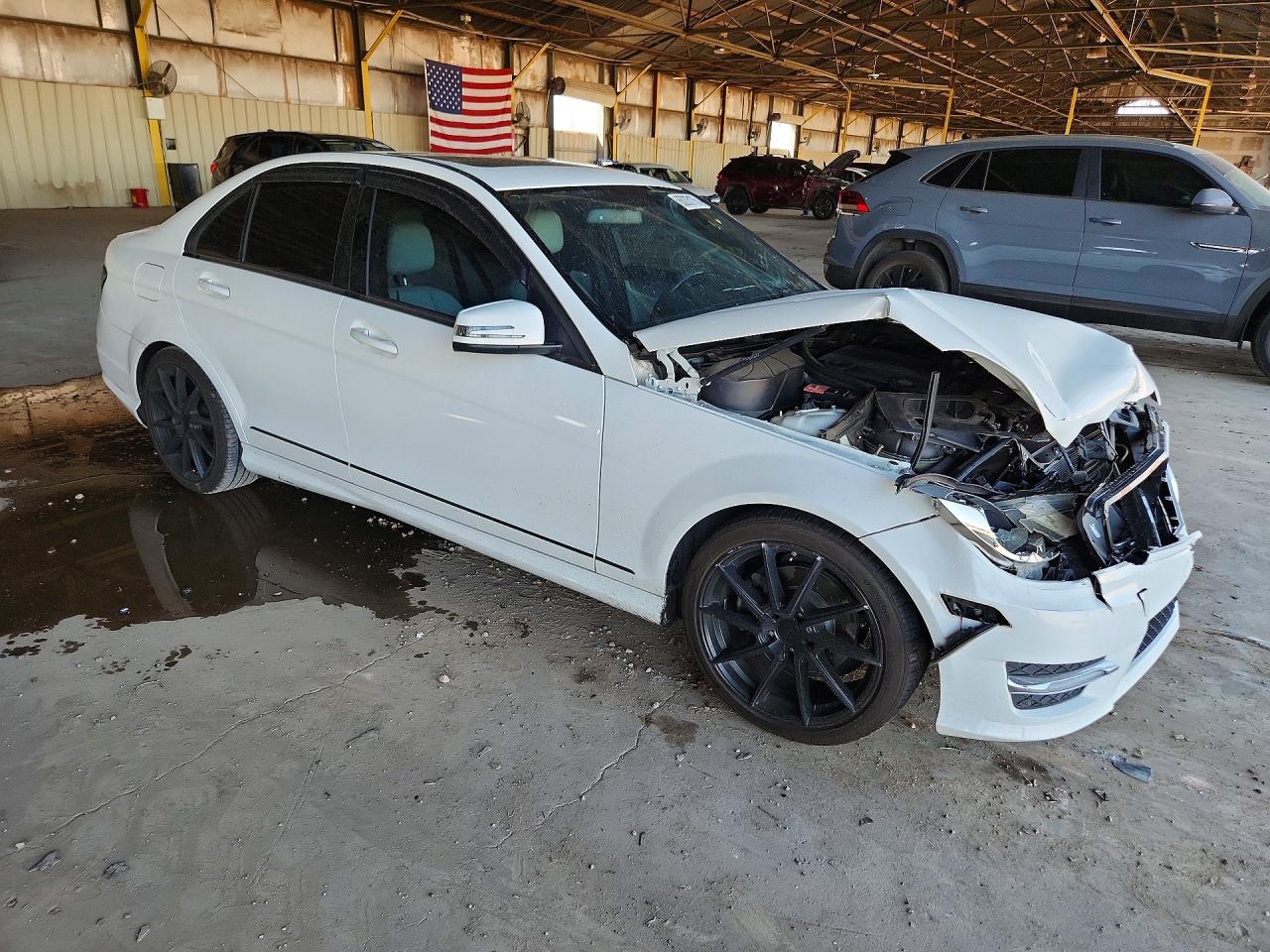 2013 Mercedes-benz C 250 Белый vin: WDDGF4HB5DA784580