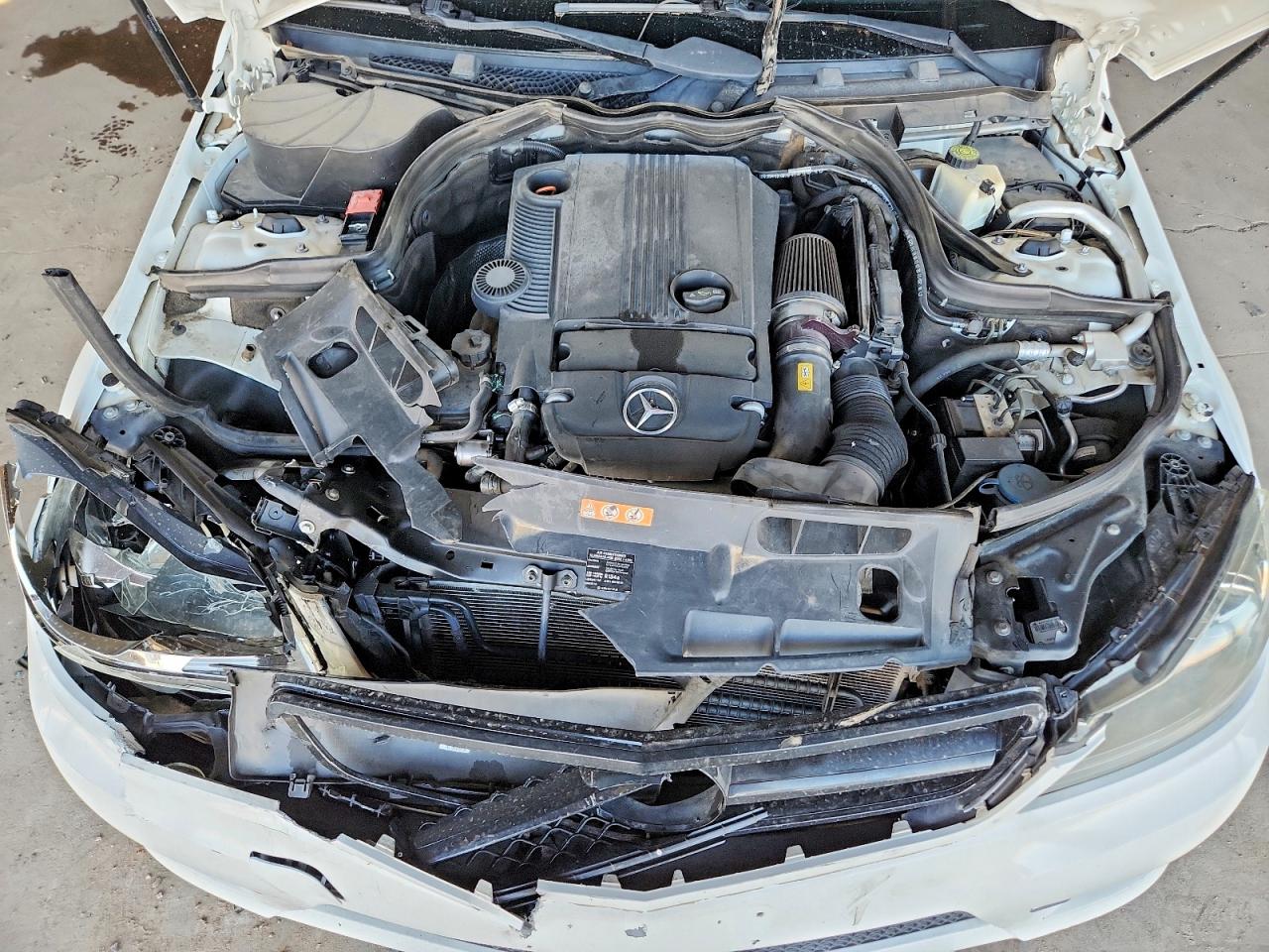 2013 Mercedes-benz C 250 Белый vin: WDDGF4HB5DA784580