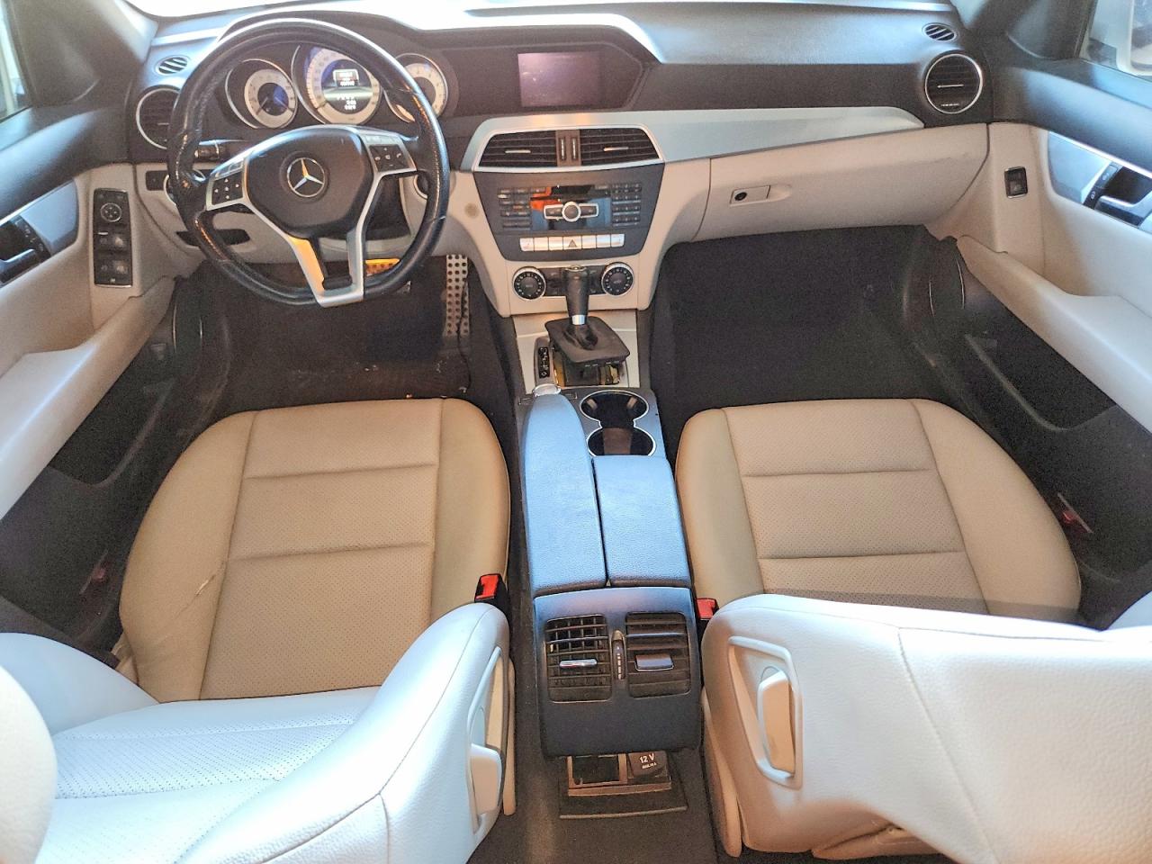 2013 Mercedes-benz C 250 Белый vin: WDDGF4HB5DA784580