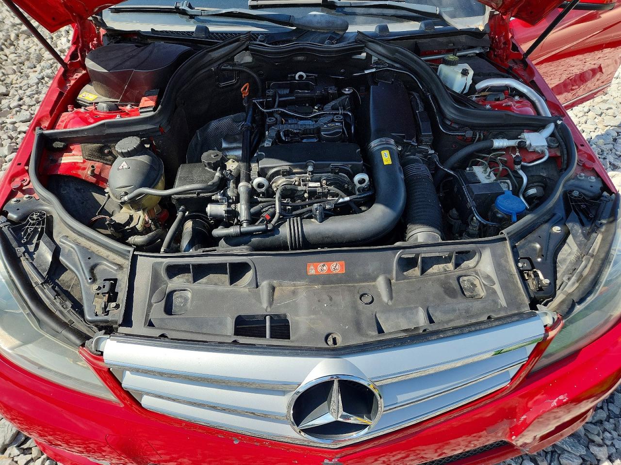 2013 Mercedes-benz C 250 Красный vin: WDDGF4HB5DA790850