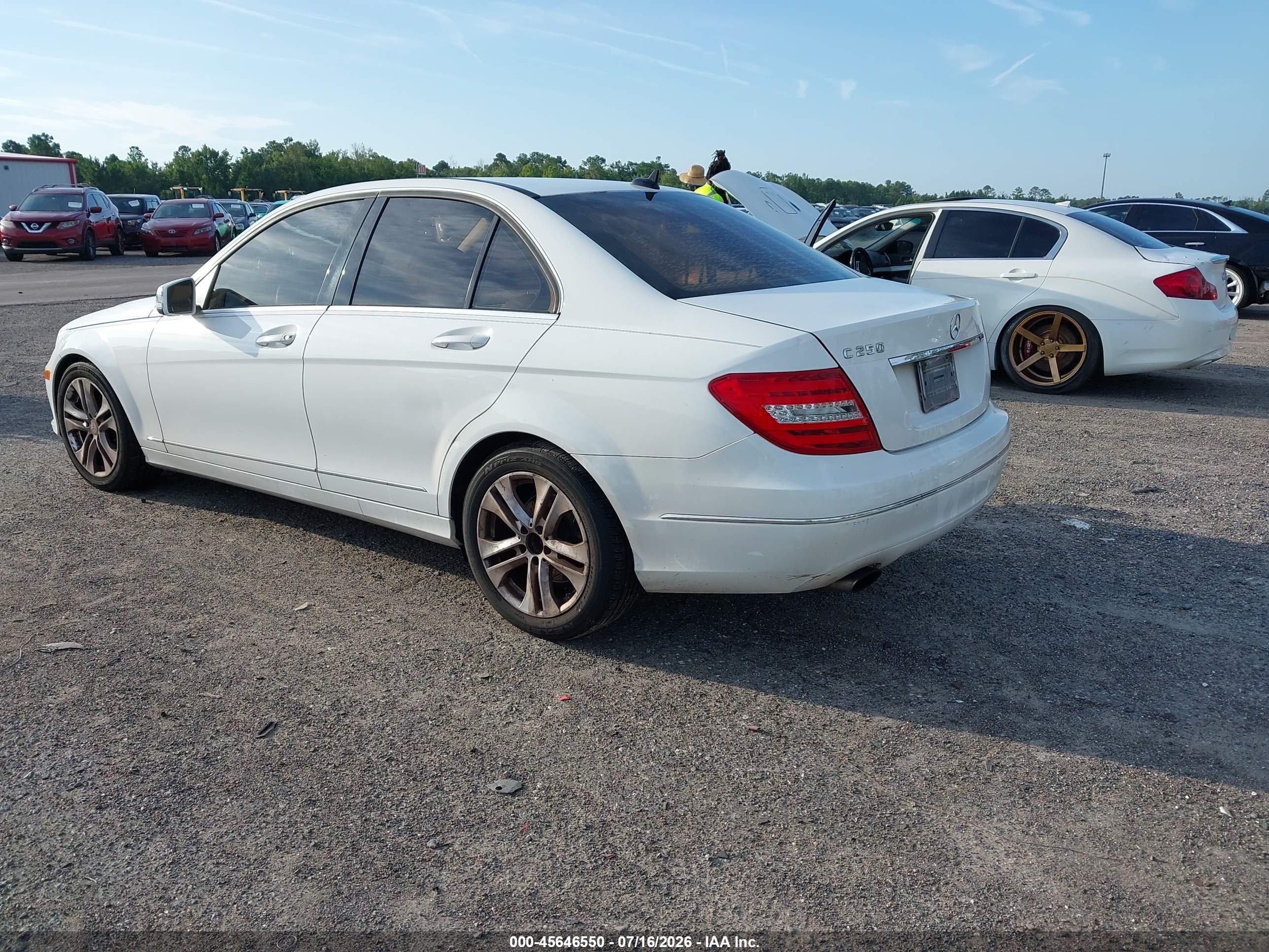 2013 Mercedes-benz C 250 Luxury White vin: WDDGF4HB5DA804505