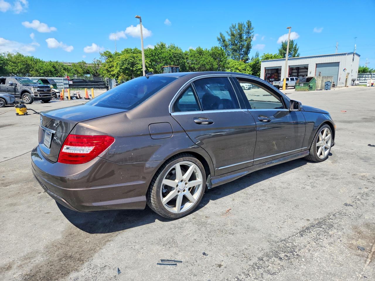 2013 Mercedes-benz C 250 Коричневый vin: WDDGF4HB5DF971532