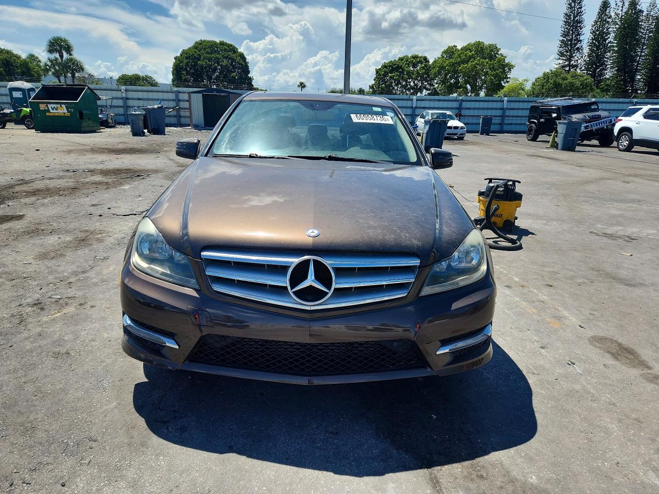 2013 Mercedes-benz C 250 Коричневый vin: WDDGF4HB5DF971532