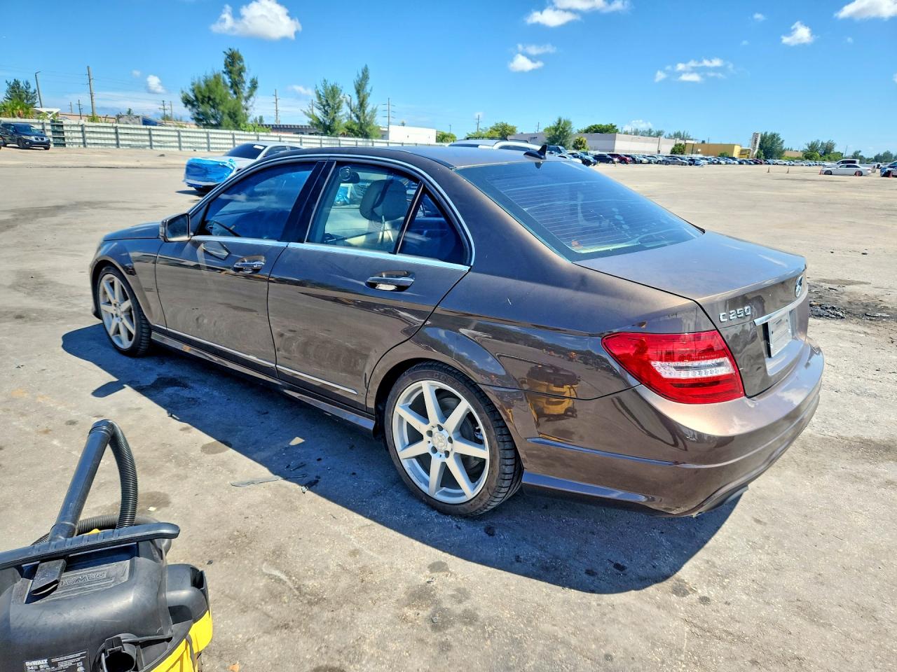 2013 Mercedes-benz C 250 Коричневый vin: WDDGF4HB5DF971532