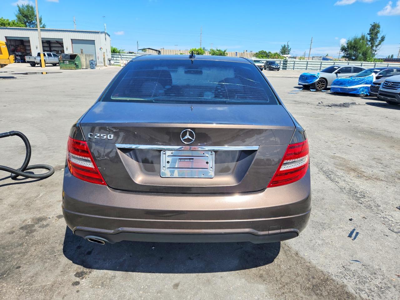 2013 Mercedes-benz C 250 Коричневый vin: WDDGF4HB5DF971532