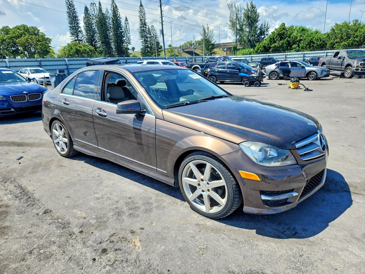 2013 Mercedes-benz C 250 Коричневый vin: WDDGF4HB5DF971532