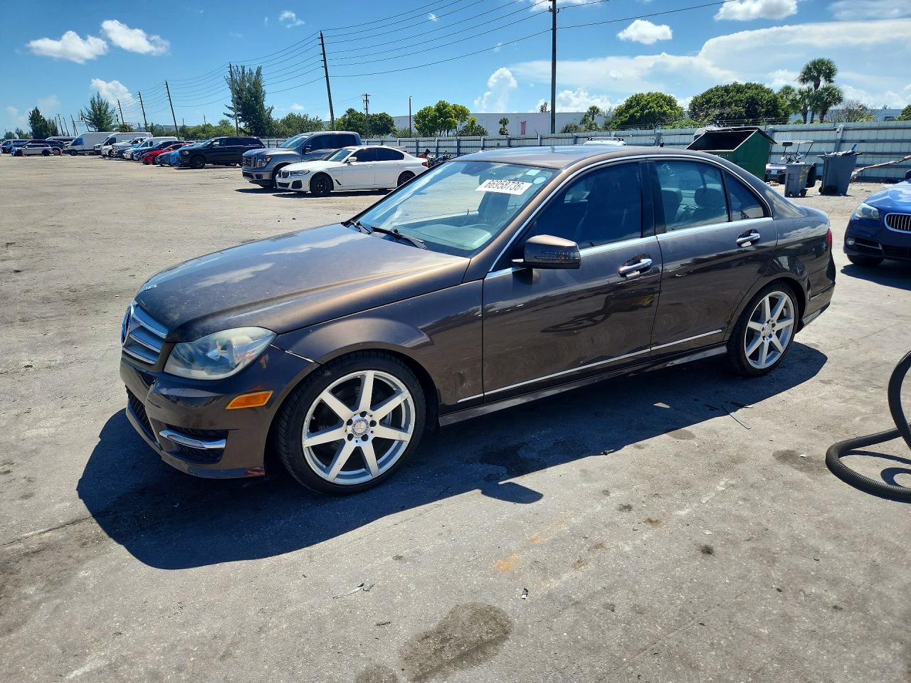 2013 Mercedes-benz C 250 Коричневый vin: WDDGF4HB5DF971532