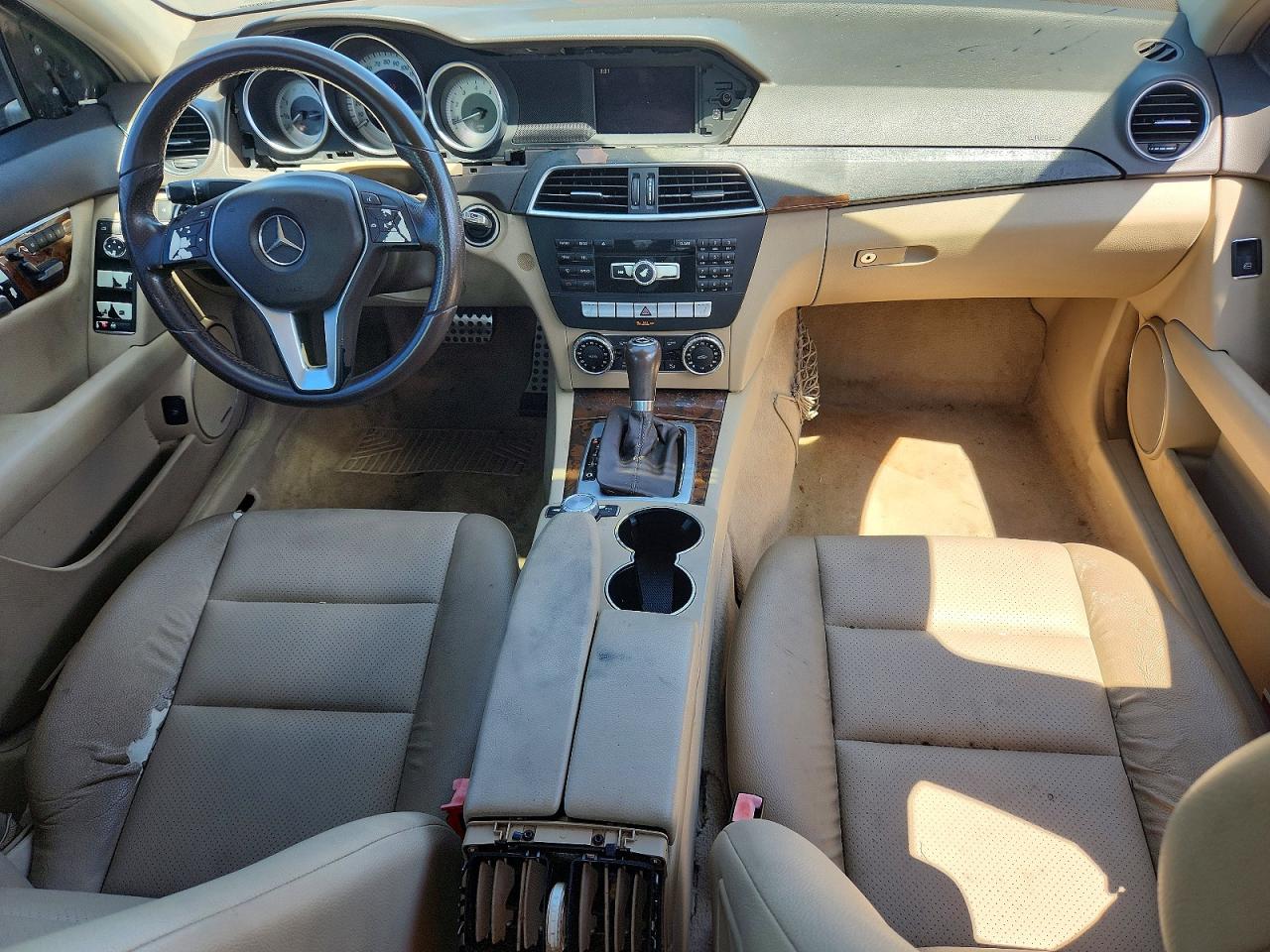 2013 Mercedes-benz C 250 Коричневый vin: WDDGF4HB5DF971532