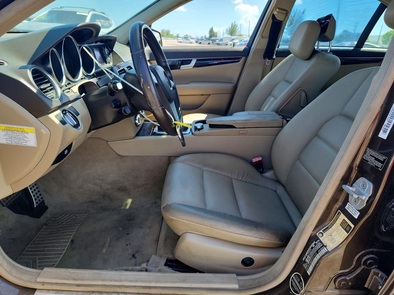 2013 Mercedes-benz C 250 Коричневый vin: WDDGF4HB5DF971532