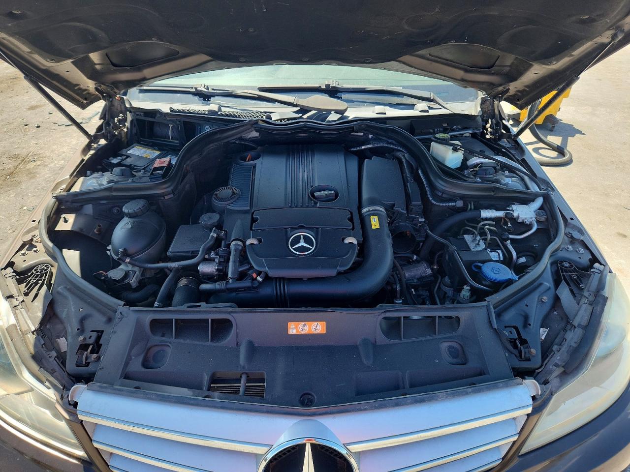 2013 Mercedes-benz C 250 Коричневый vin: WDDGF4HB5DF971532