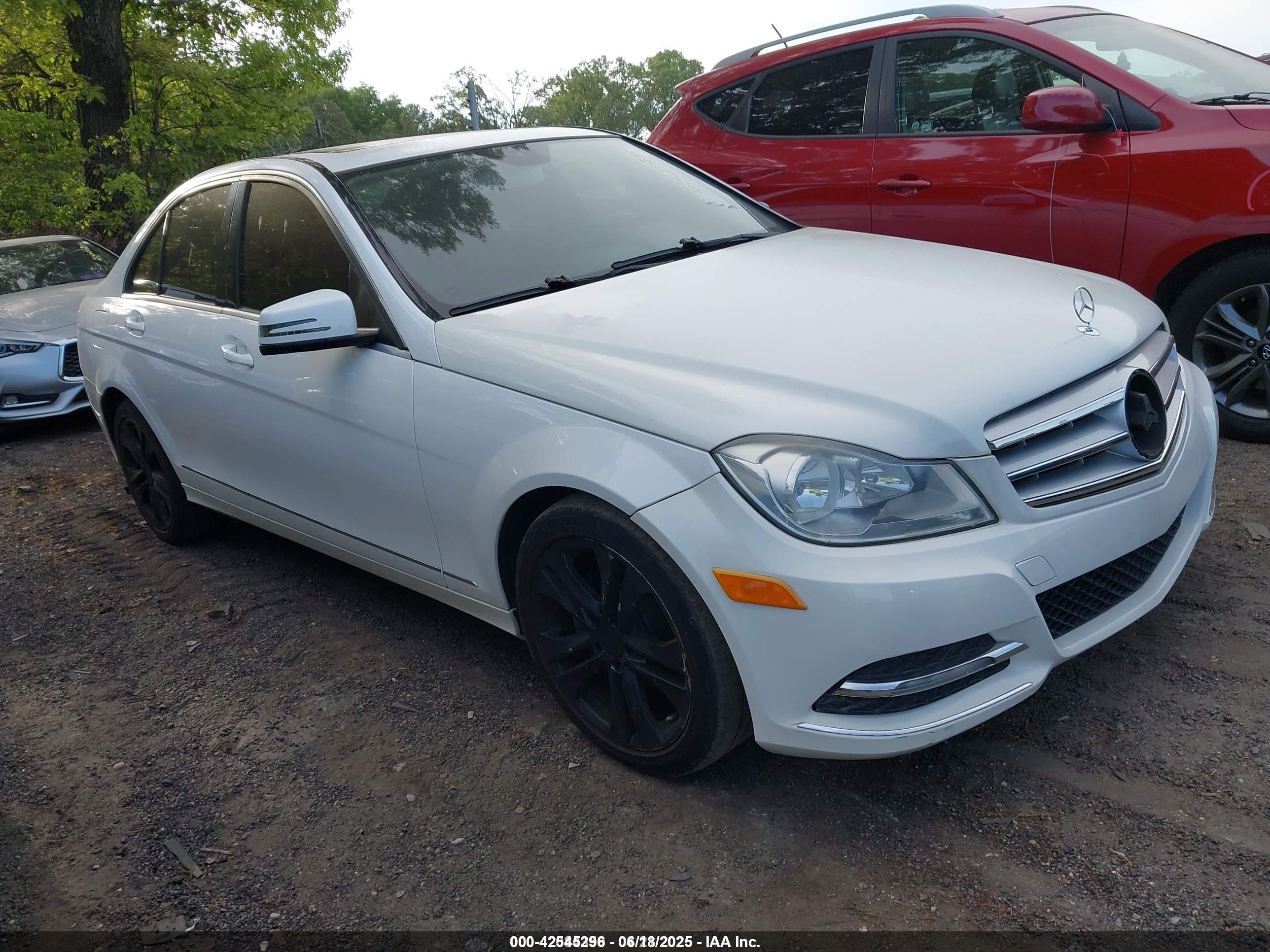 2013 Mercedes-benz C 250 Luxury/sport White vin: WDDGF4HB5DR245622
