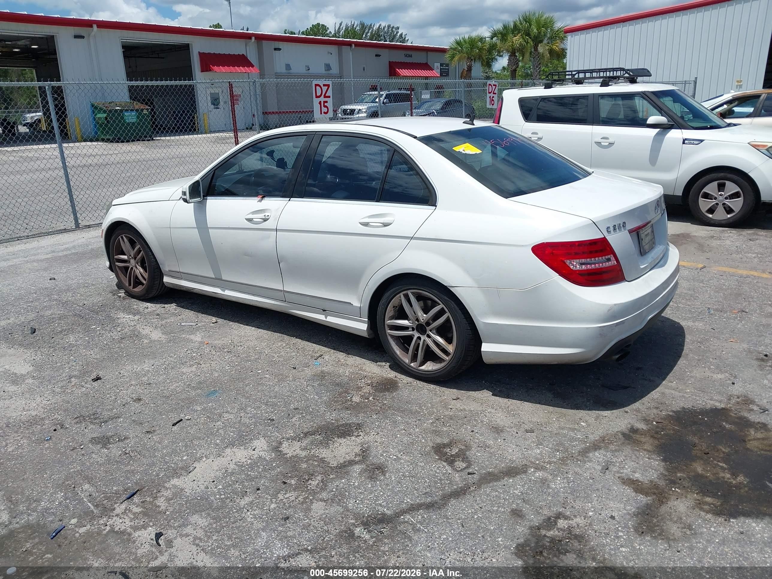 2013 Mercedes-benz C 250 Sport White vin: WDDGF4HB5DR285814