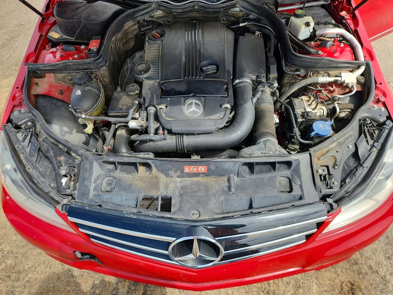 2014 Mercedes-benz C 250 Красный vin: WDDGF4HB5EA959377