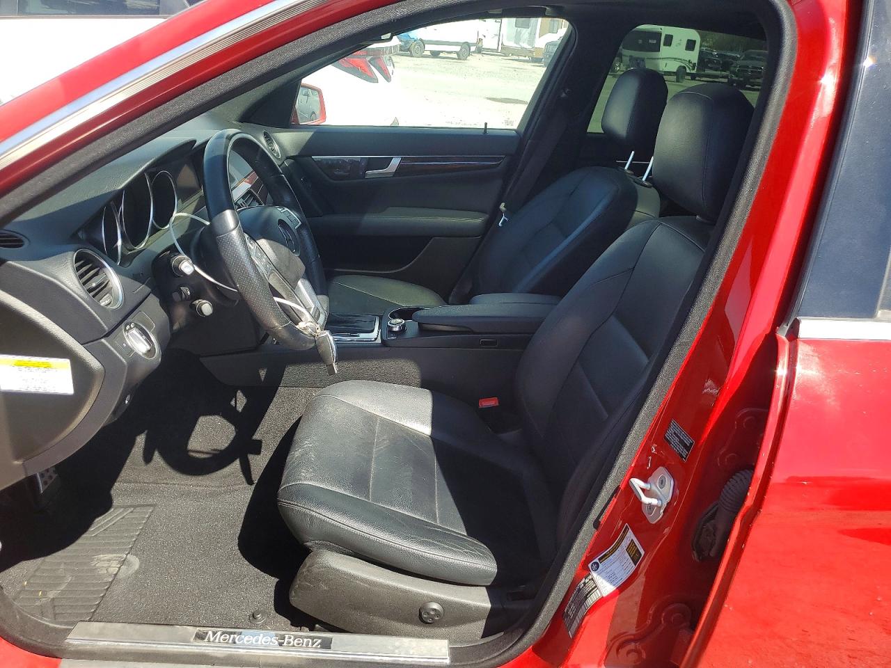 2014 Mercedes-benz C 250 Red vin: WDDGF4HB5EG158087