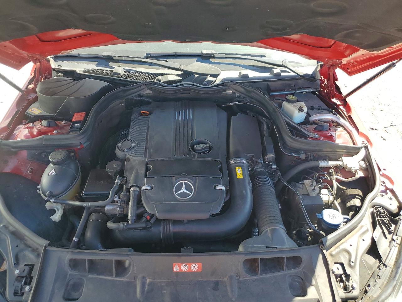 2014 Mercedes-benz C 250 Red vin: WDDGF4HB5EG158087
