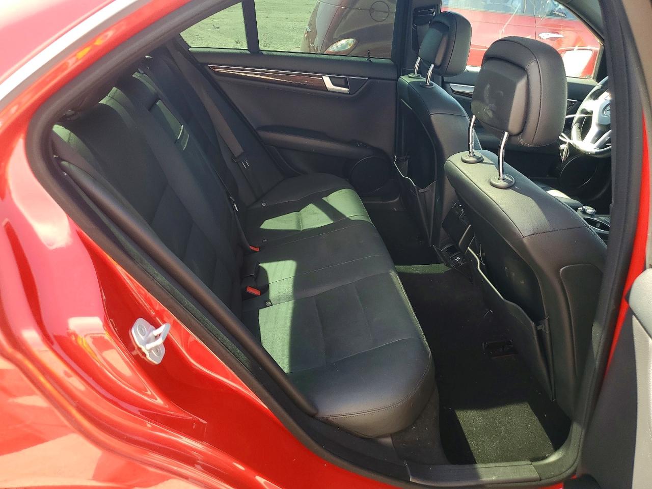 2014 Mercedes-benz C 250 Red vin: WDDGF4HB5EG158087