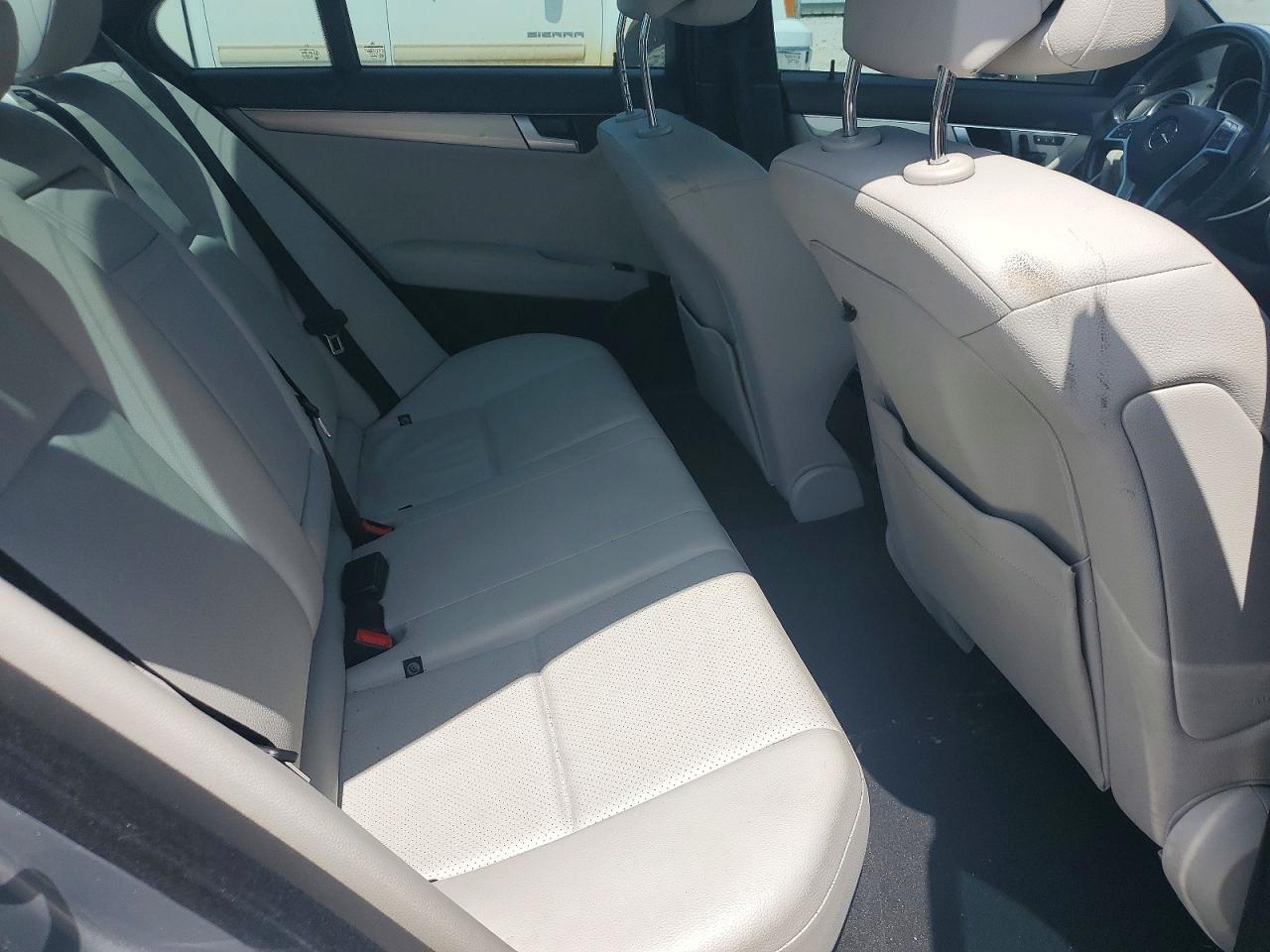2014 Mercedes-benz C 250 Silver vin: WDDGF4HB5ER303472