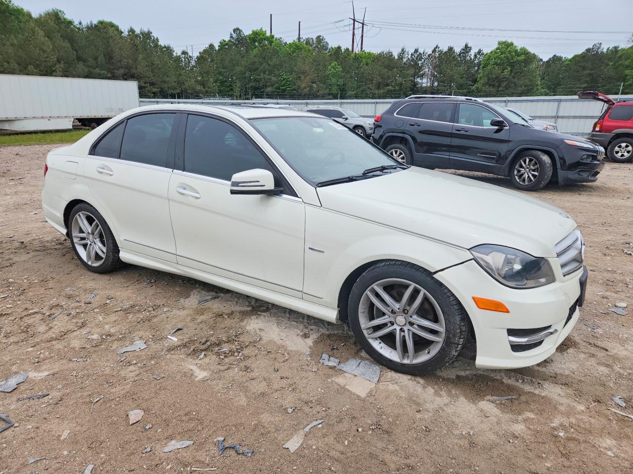 2012 Mercedes-benz C 250 Белый vin: WDDGF4HB6CA703164
