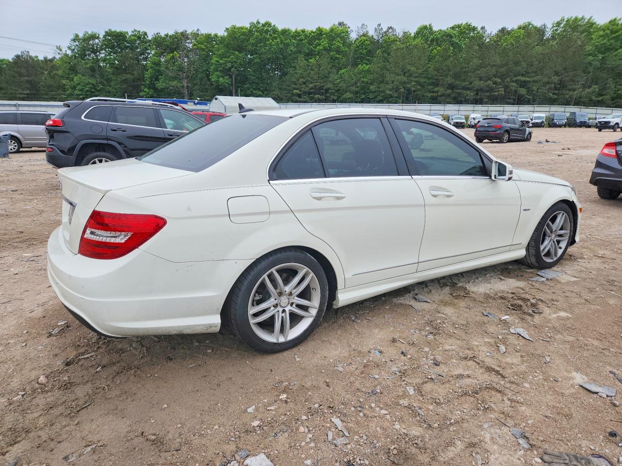 2012 Mercedes-benz C 250 Белый vin: WDDGF4HB6CA703164