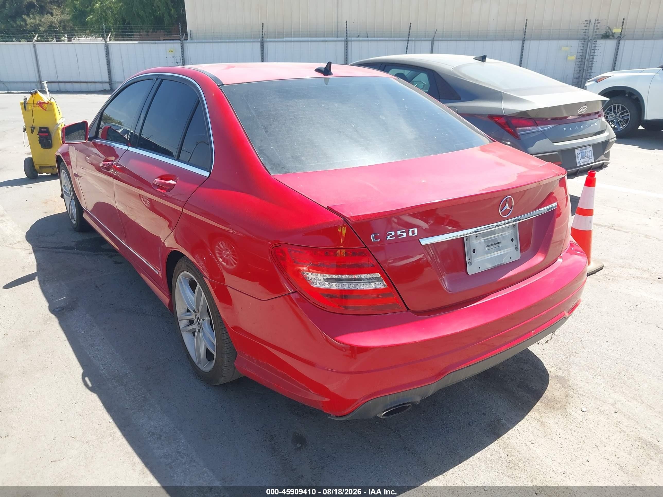 2013 Mercedes-benz C 250 Sport Красный vin: WDDGF4HB6DA780635