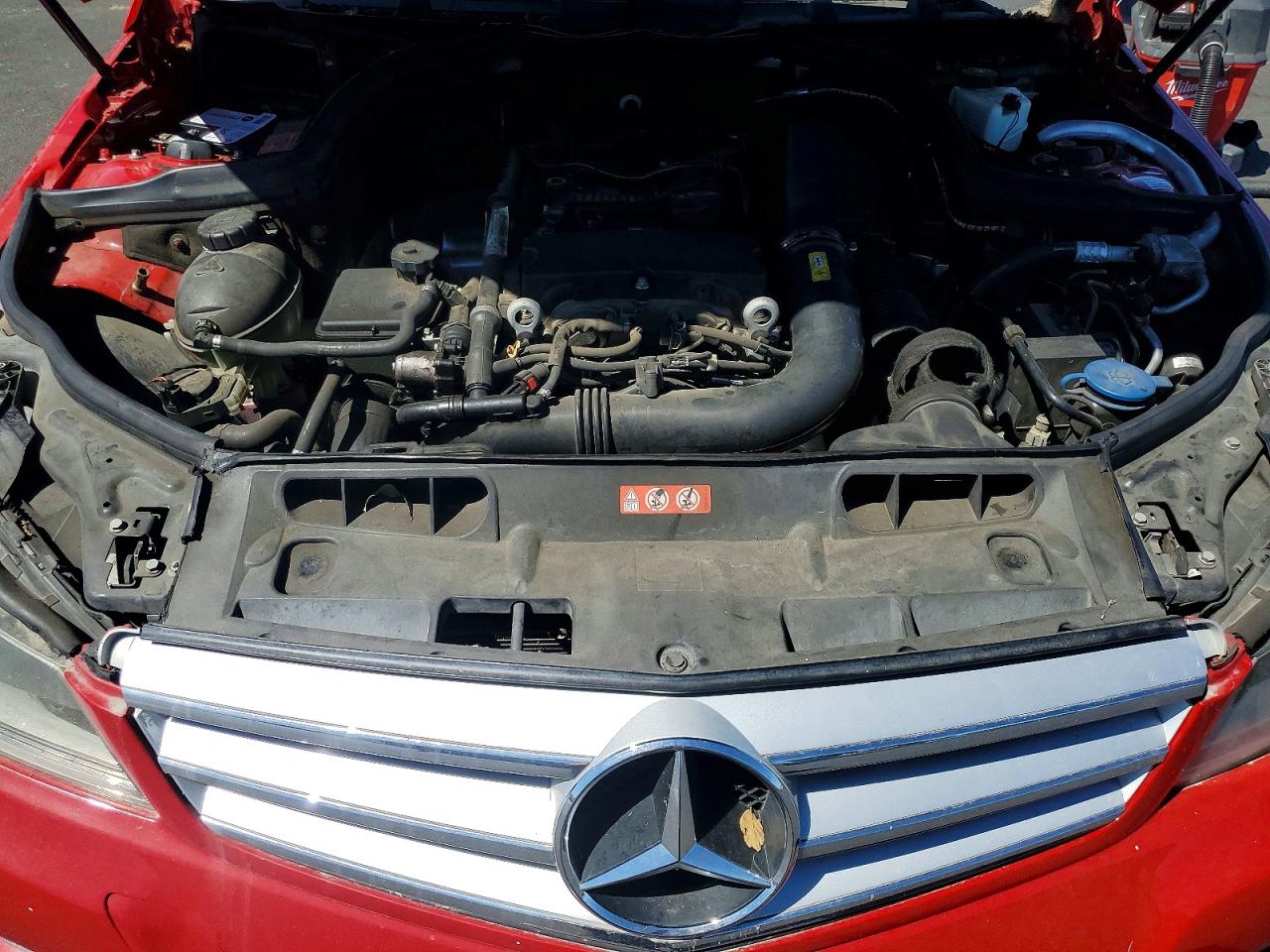 2013 Mercedes-benz C 250 Красный vin: WDDGF4HB6DR266186