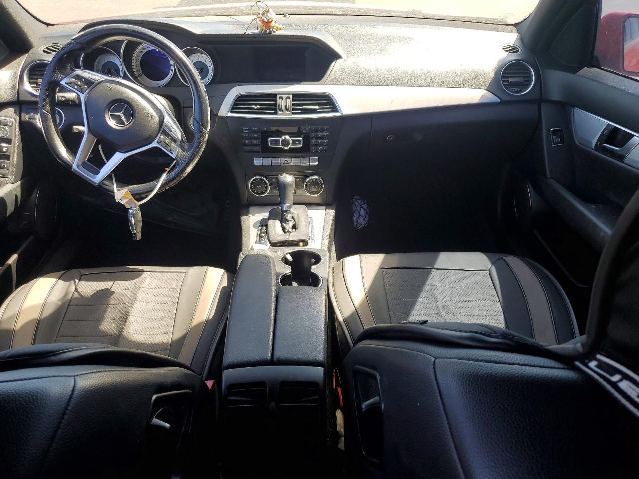 2013 Mercedes-benz C 250 Красный vin: WDDGF4HB6DR266186