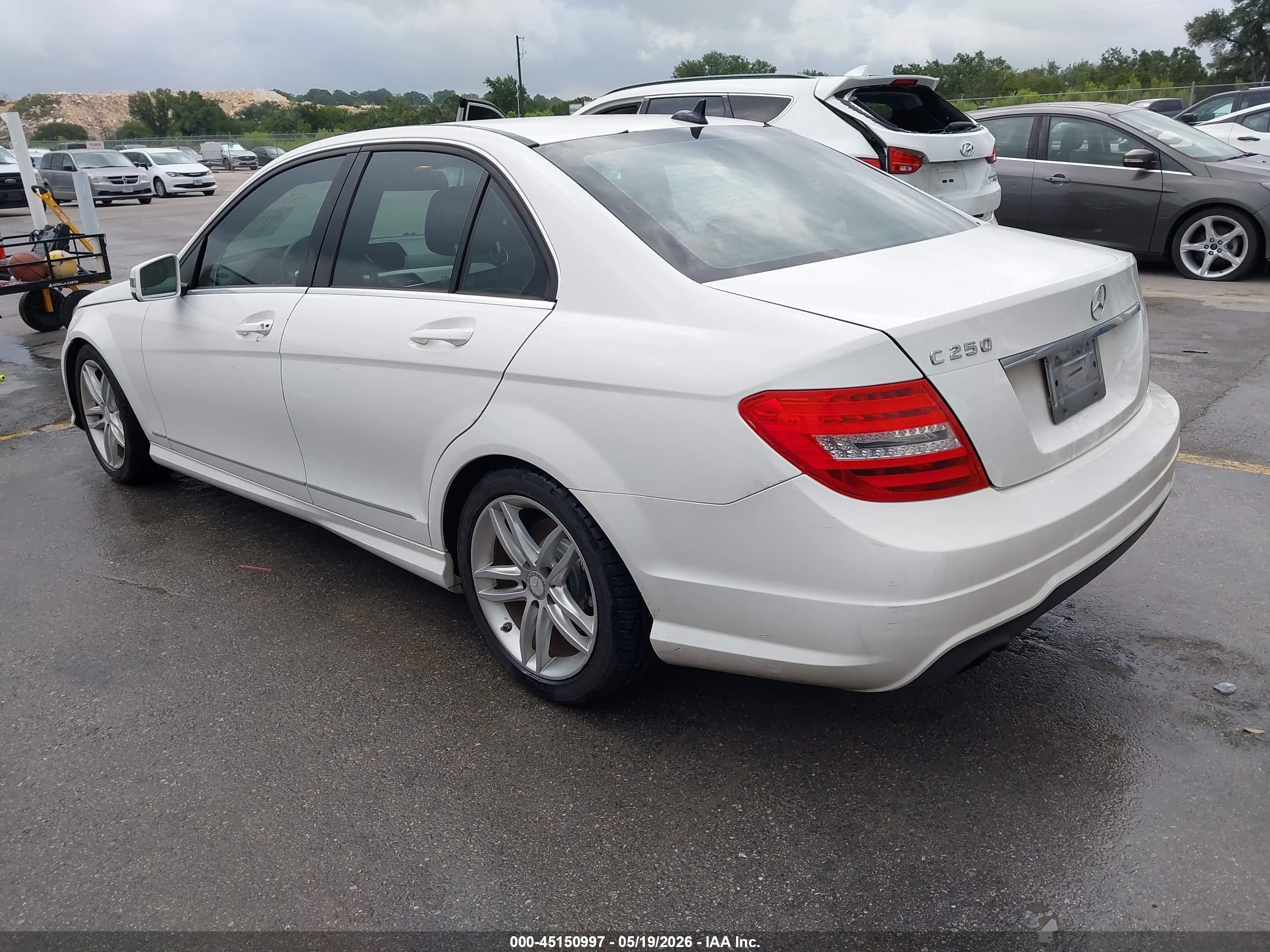2013 Mercedes-benz C 250 Sport White vin: WDDGF4HB6DR266656