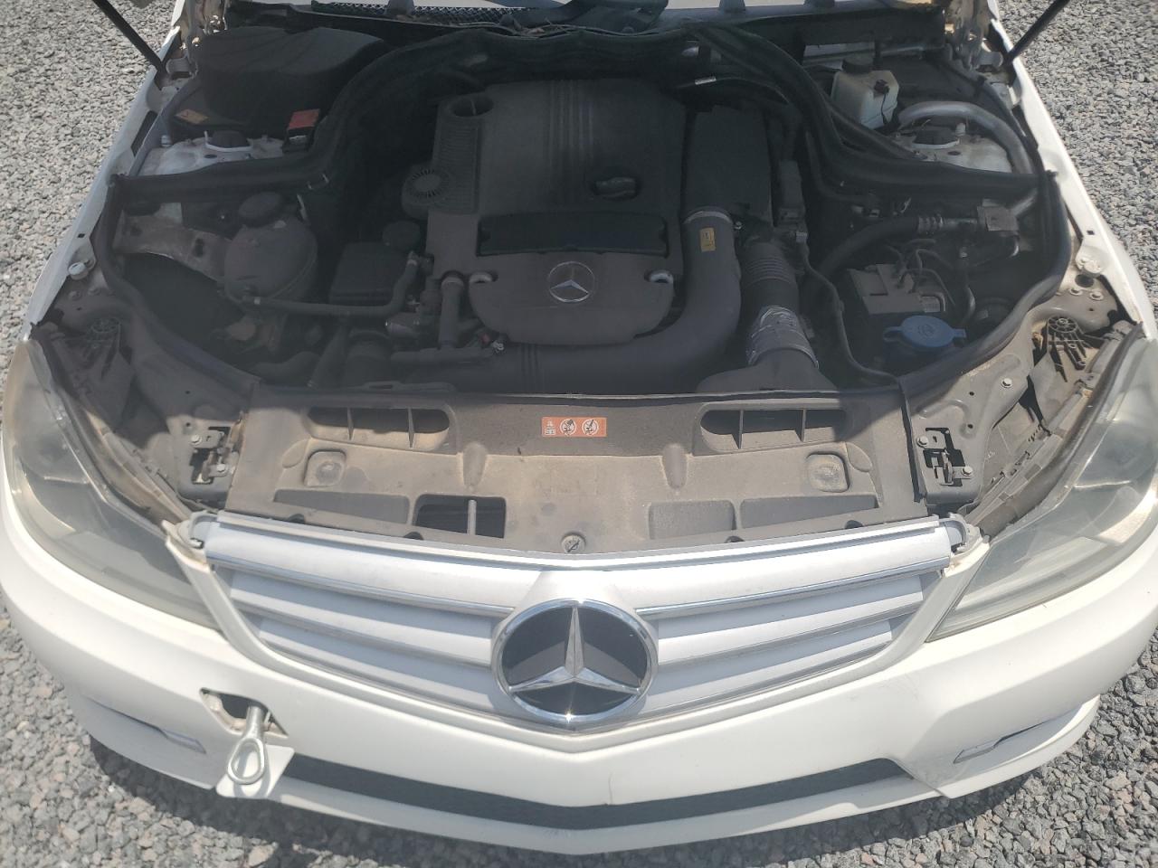2013 Mercedes-benz C 250 White vin: WDDGF4HB6DR266978