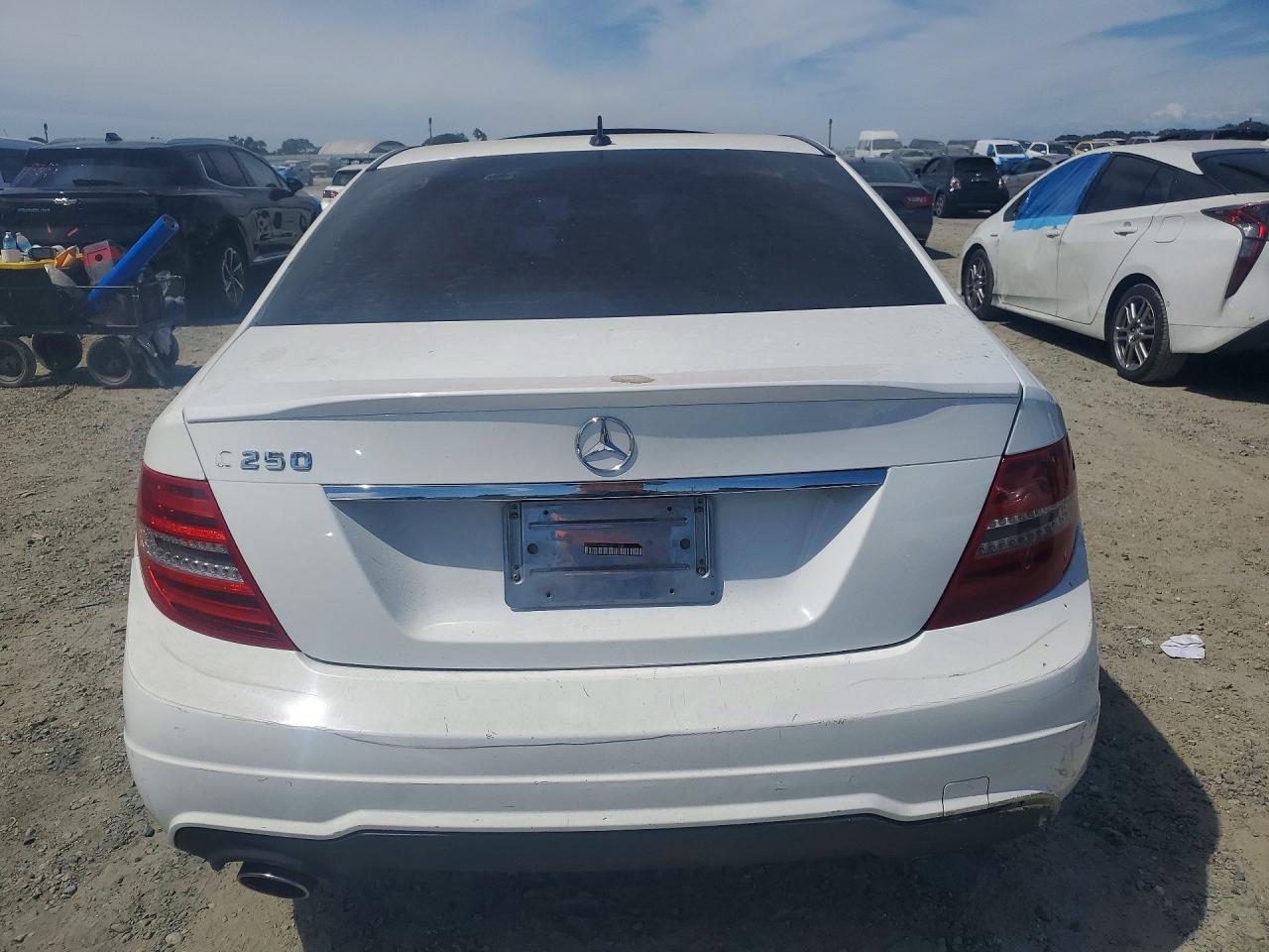 2013 Mercedes-benz C 250 White vin: WDDGF4HB6DR271338