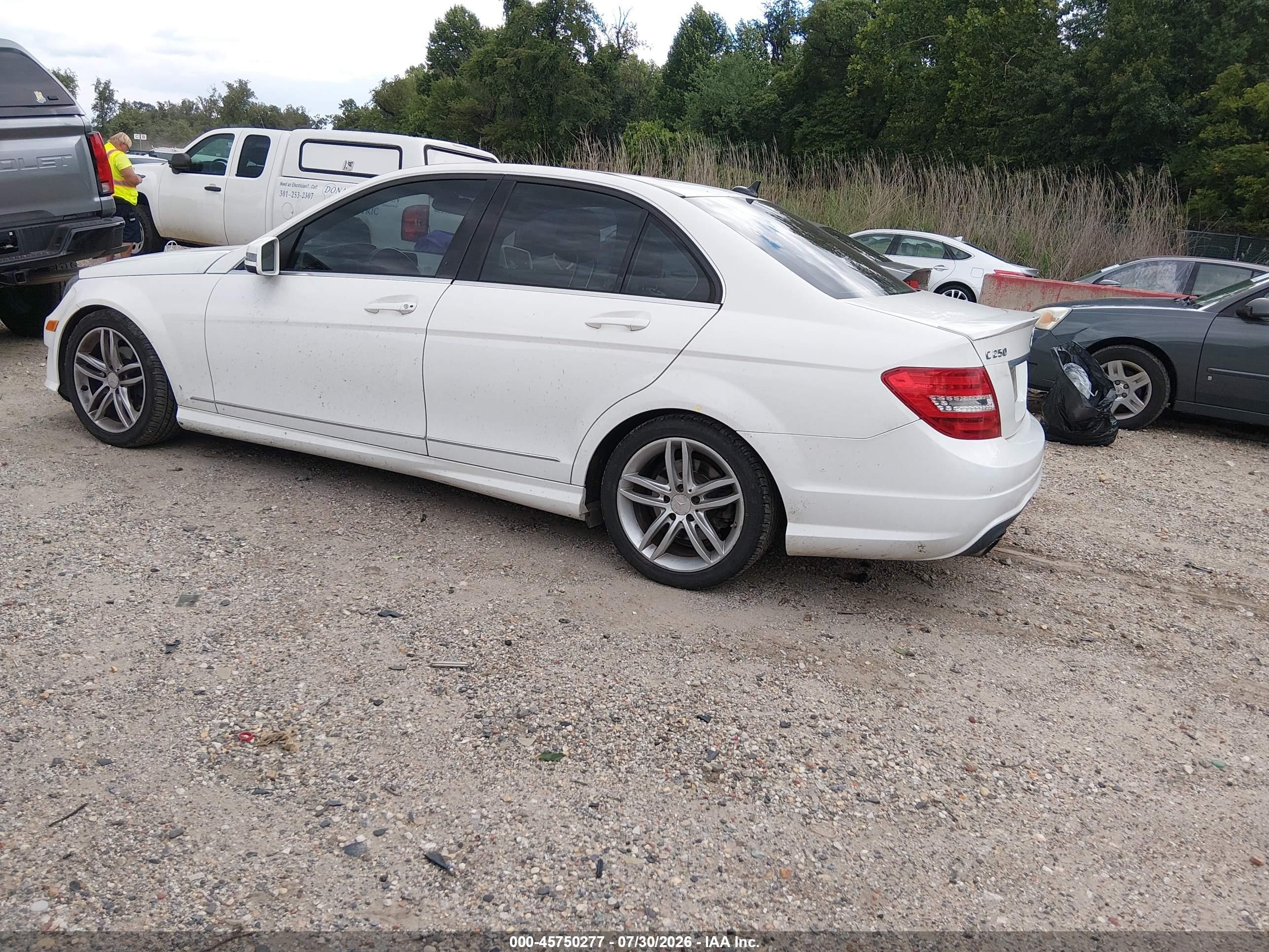 2013 Mercedes-benz C 250 Sport White vin: WDDGF4HB6DR276135