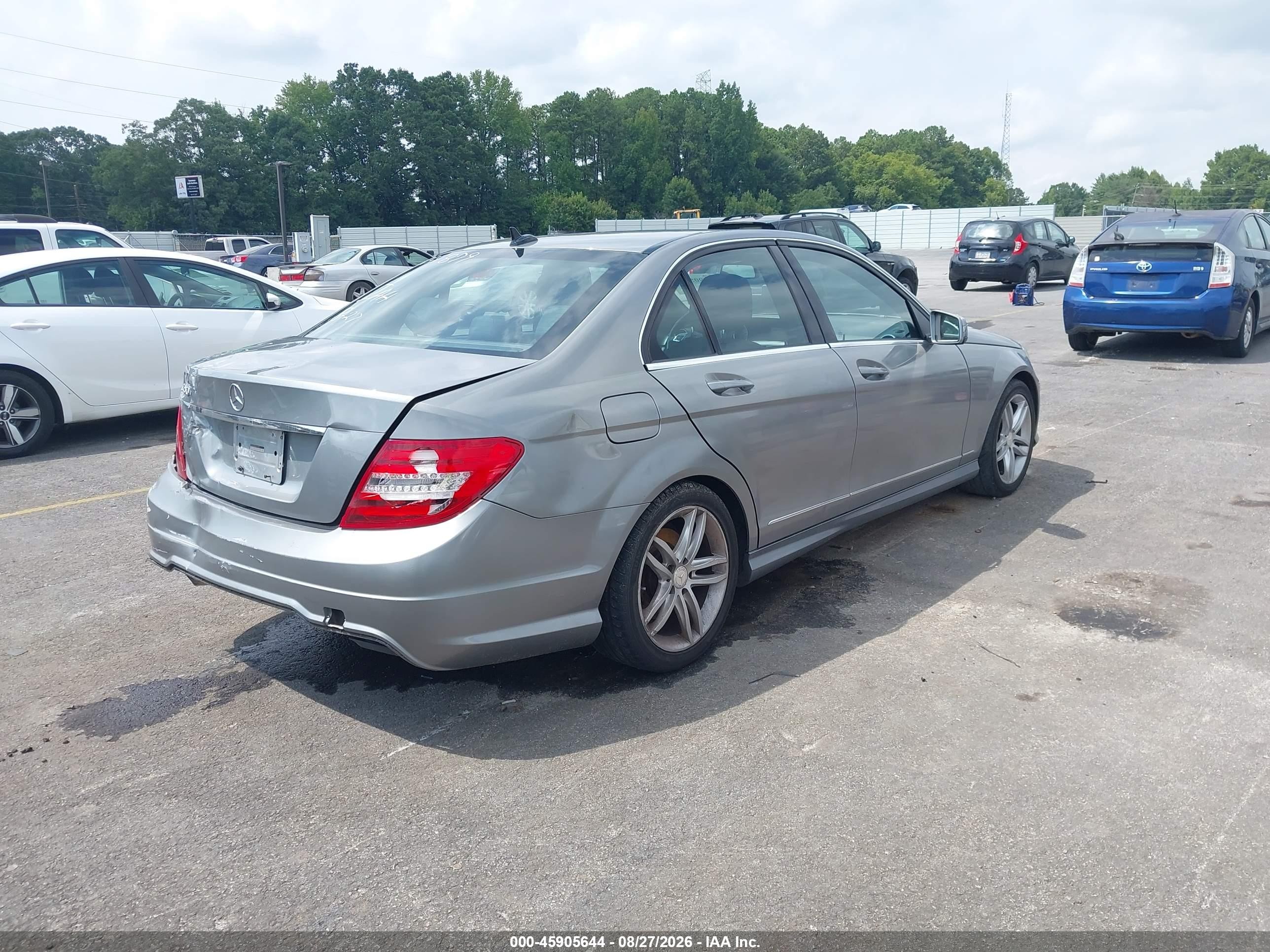 2013 Mercedes-benz C 250 Sport Серый vin: WDDGF4HB6DR295879