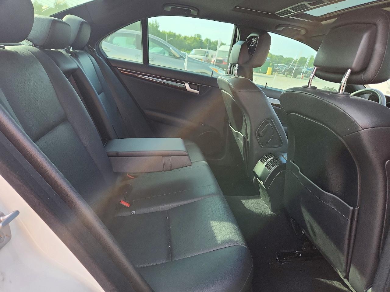 2014 Mercedes-benz C 250 Белый vin: WDDGF4HB6EA941079