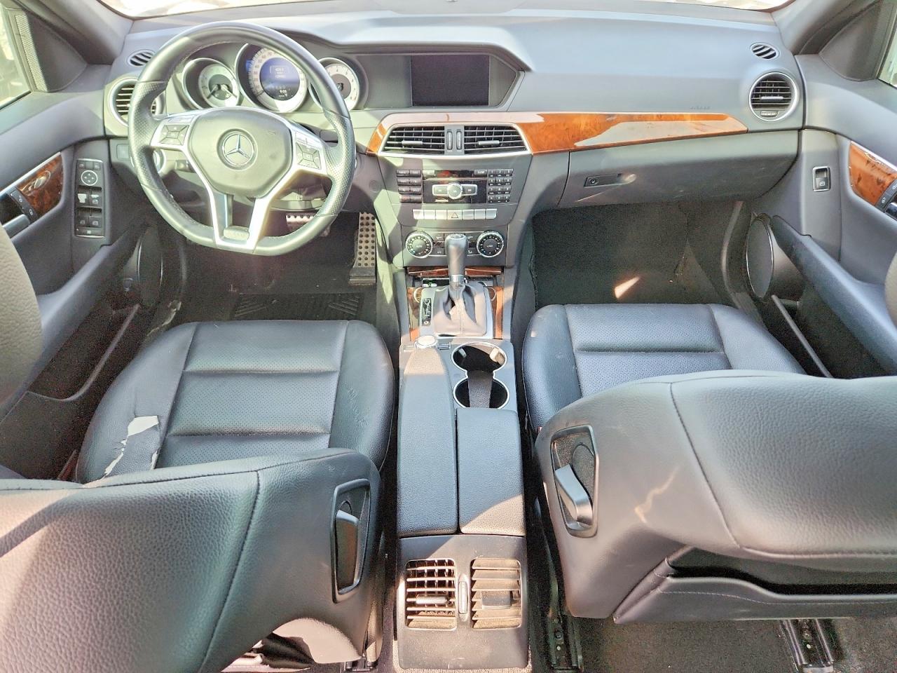 2014 Mercedes-benz C 250 Белый vin: WDDGF4HB6EA941079