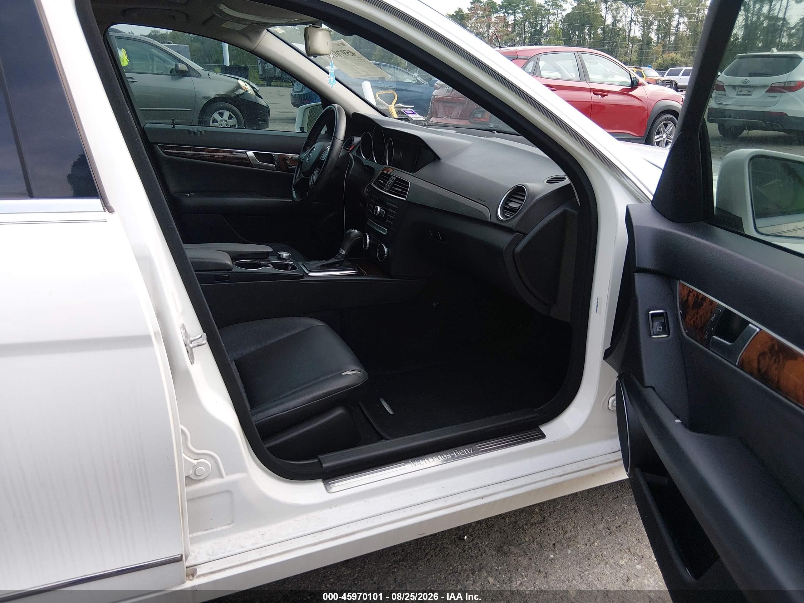 2014 Mercedes-benz C 250 Luxury White vin: WDDGF4HB6EG246856