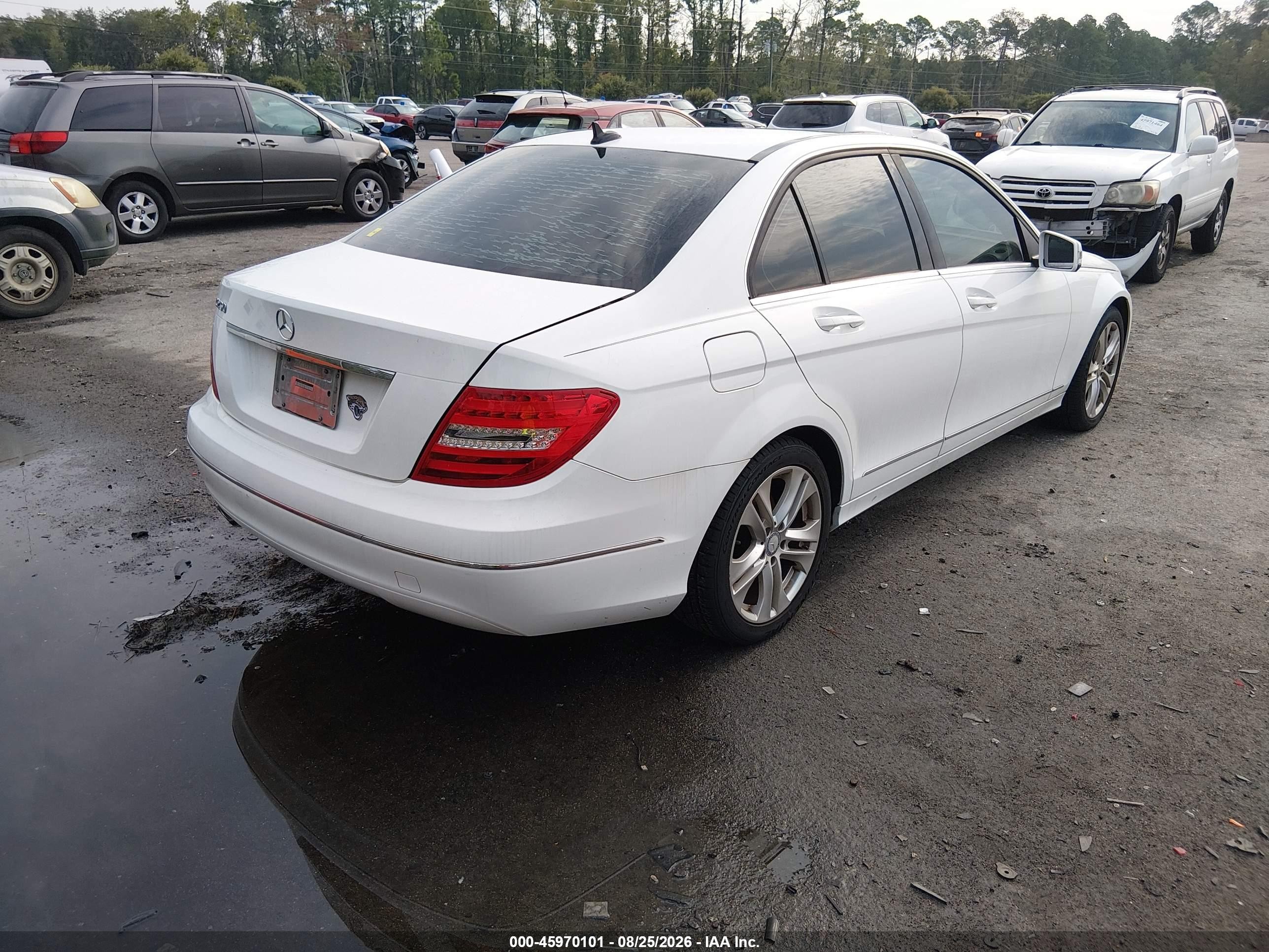 2014 Mercedes-benz C 250 Luxury White vin: WDDGF4HB6EG246856