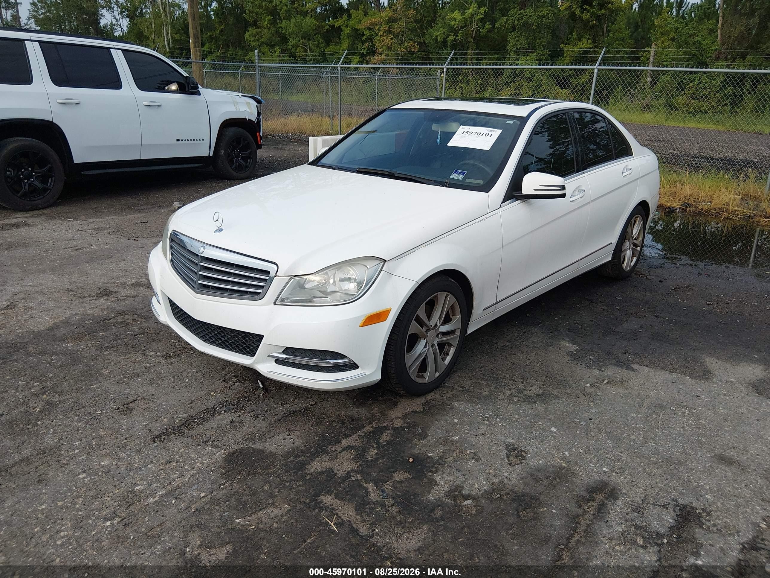 2014 Mercedes-benz C 250 Luxury White vin: WDDGF4HB6EG246856