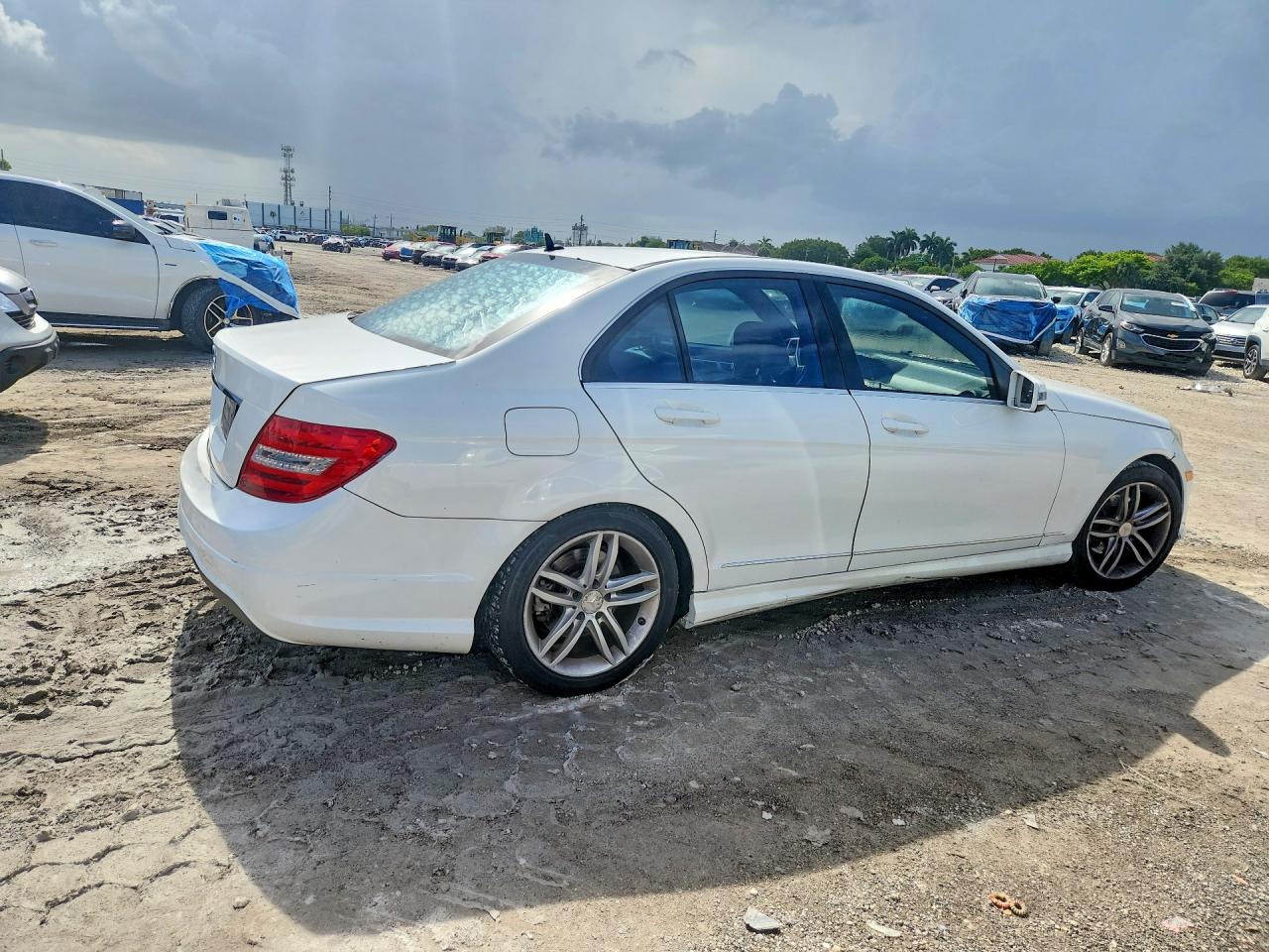 2014 Mercedes-benz C 250 Белый vin: WDDGF4HB6ER316148