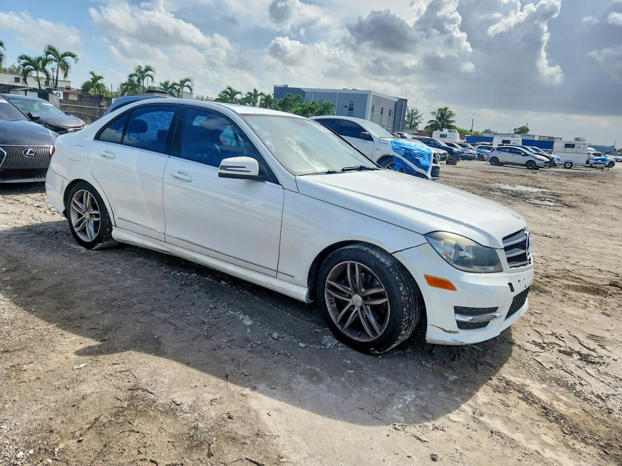 2014 Mercedes-benz C 250 Белый vin: WDDGF4HB6ER316148