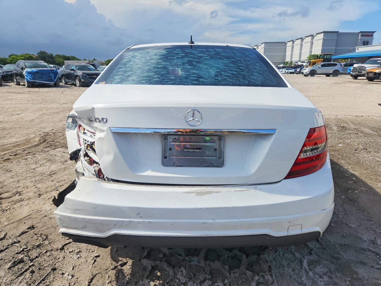 2014 Mercedes-benz C 250 Белый vin: WDDGF4HB6ER316148