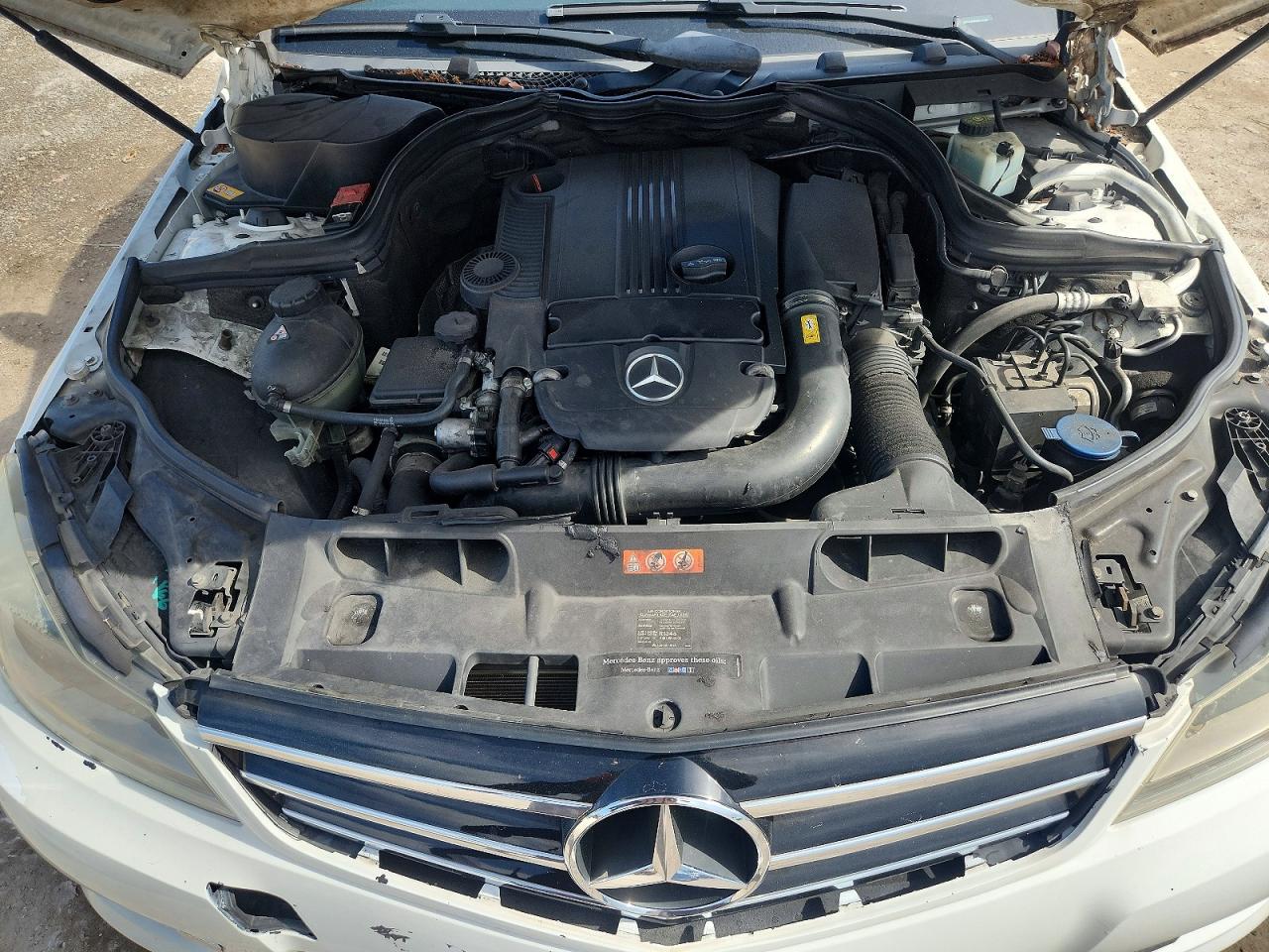 2014 Mercedes-benz C 250 Белый vin: WDDGF4HB6ER316148