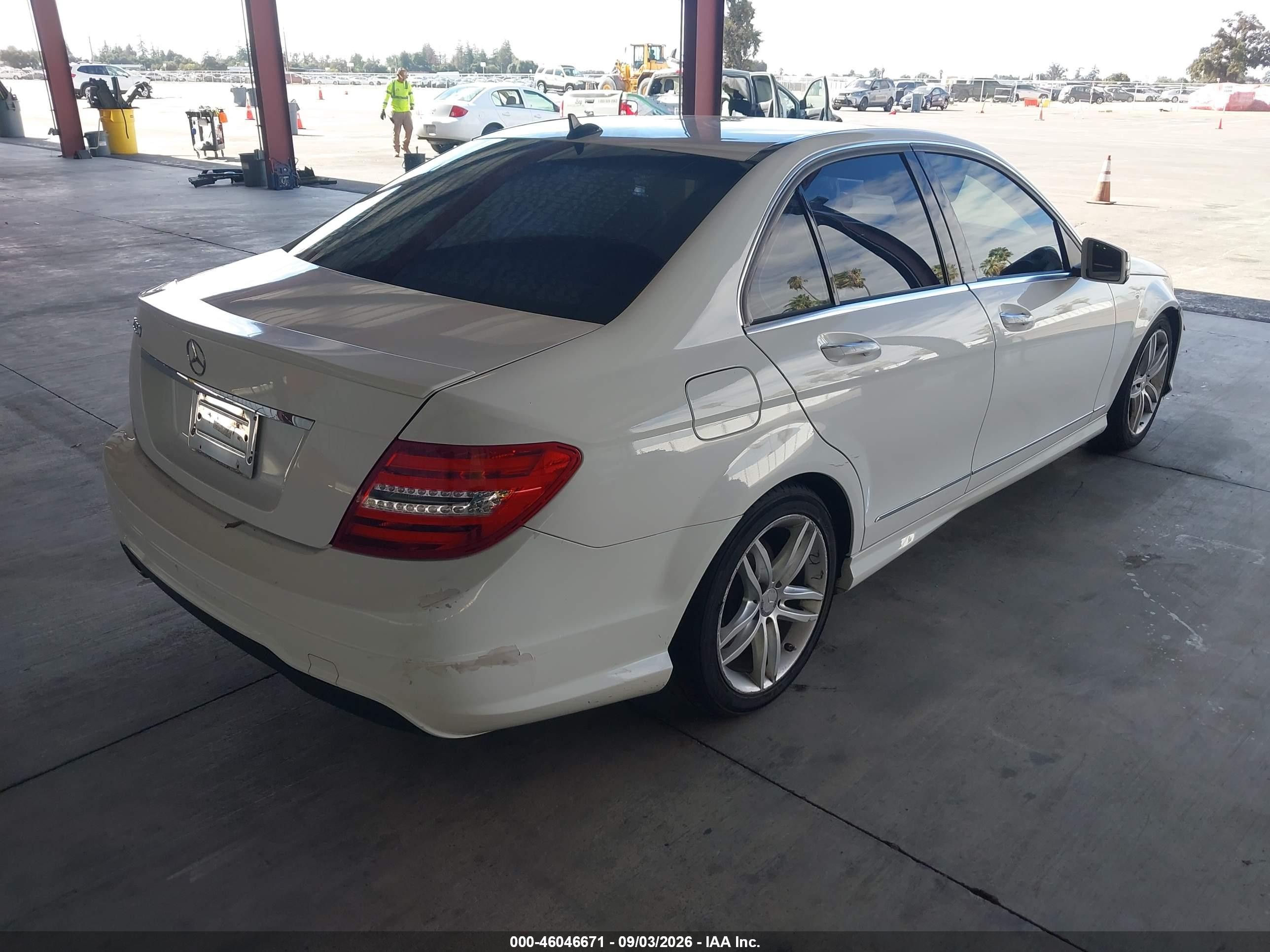 2014 Mercedes-benz C 250 Sport White vin: WDDGF4HB6ER316182