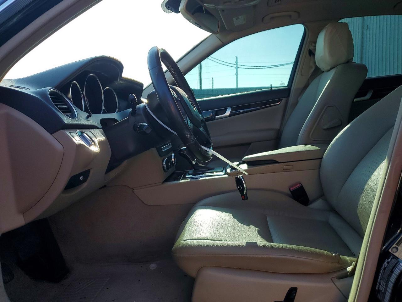 2012 Mercedes-benz C 250 Черный vin: WDDGF4HB7CA623579