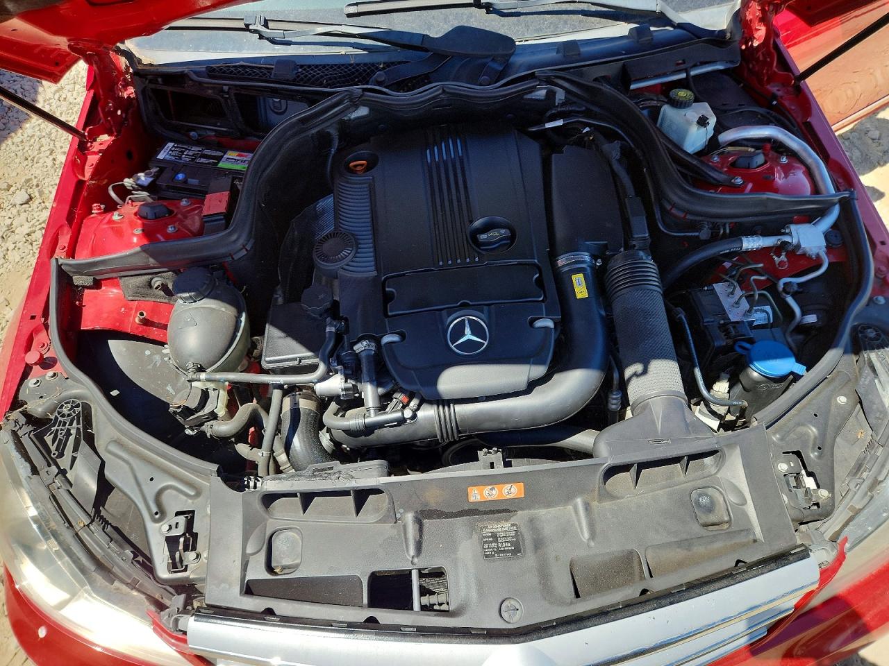 2012 Mercedes-benz C 250 Красный vin: WDDGF4HB7CR203418