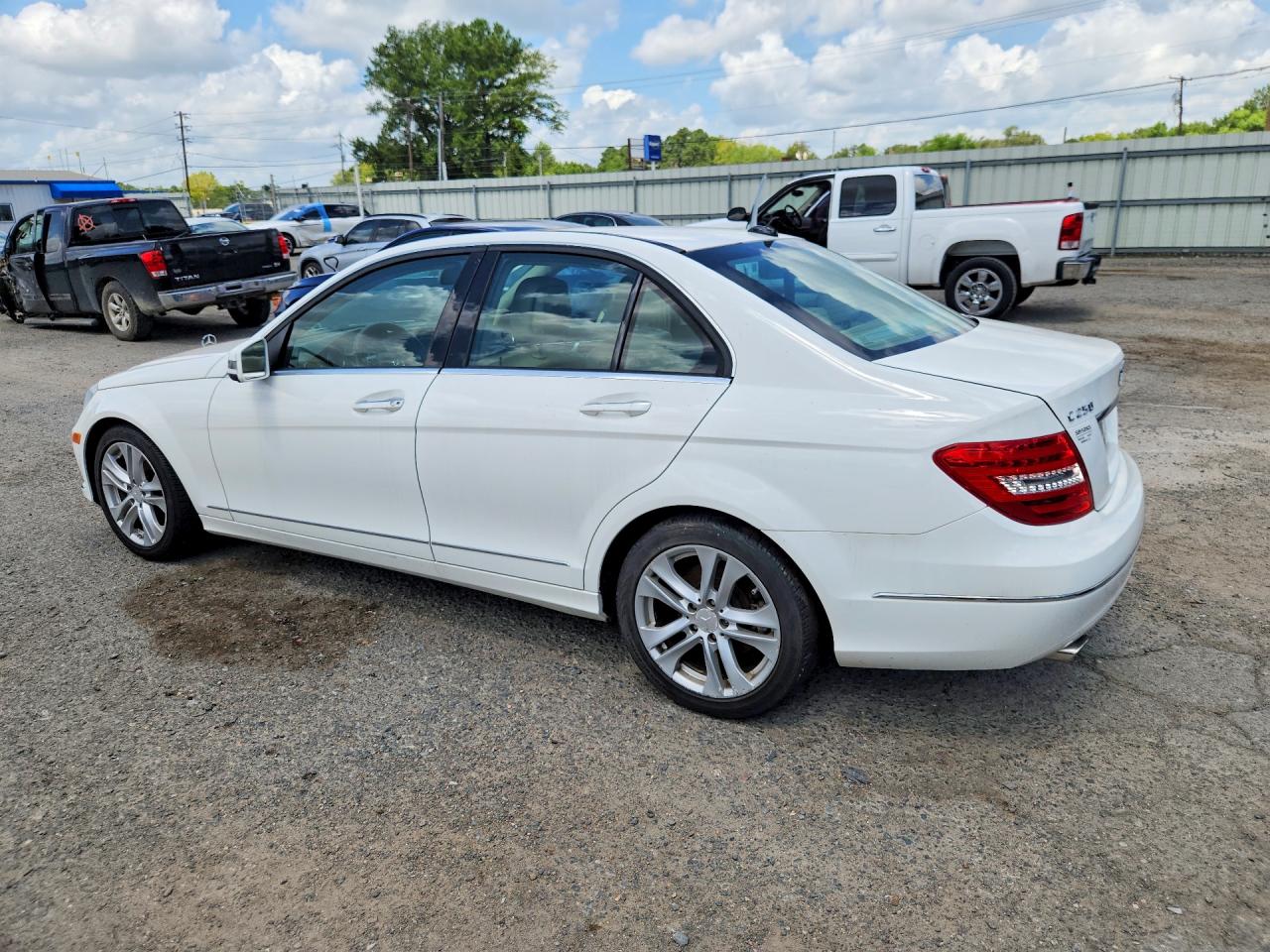 2013 Mercedes-benz C 250 White vin: WDDGF4HB7DA771541