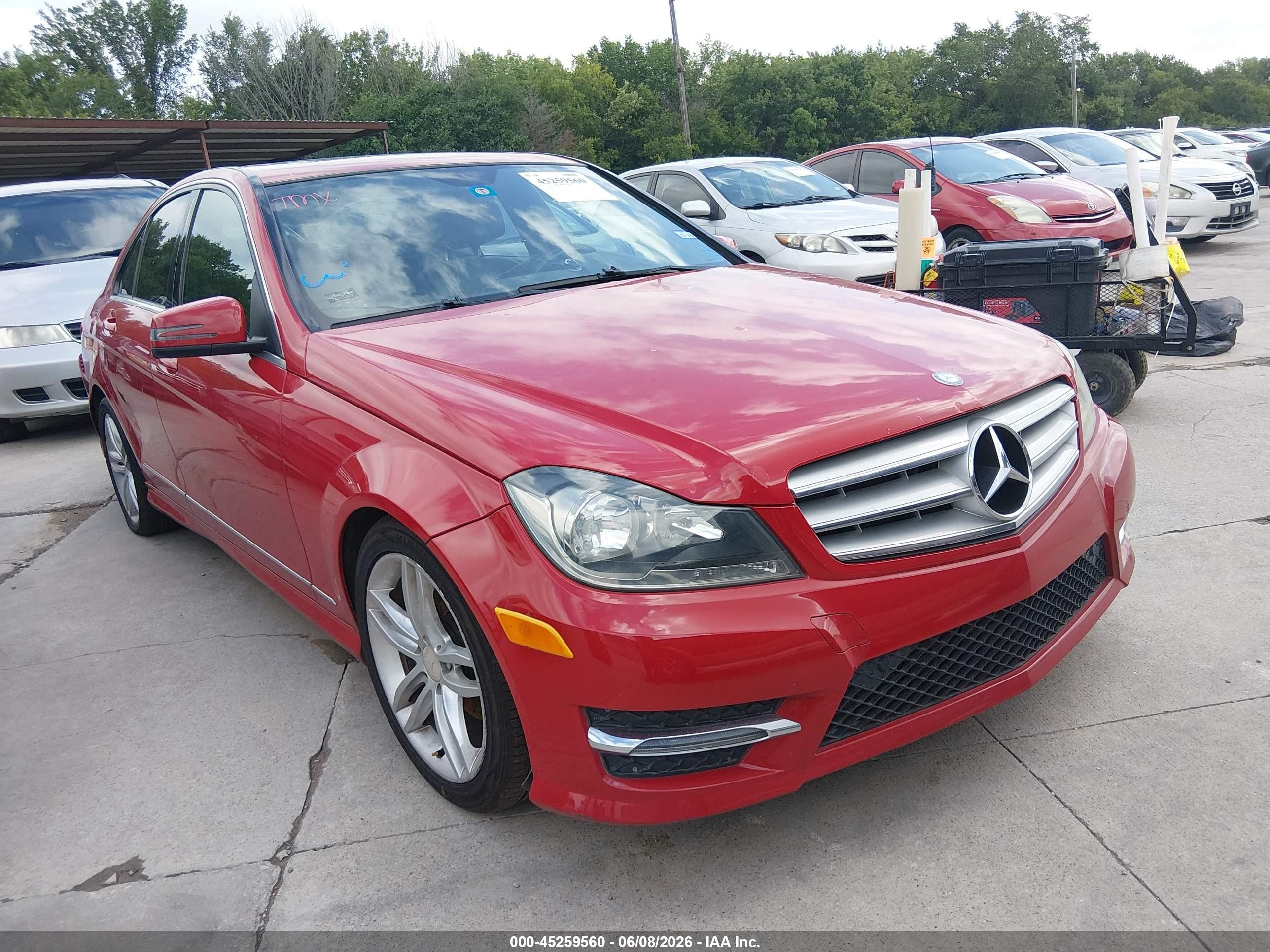 2013 Mercedes-benz C 250 Sport Красный vin: WDDGF4HB7DA808345