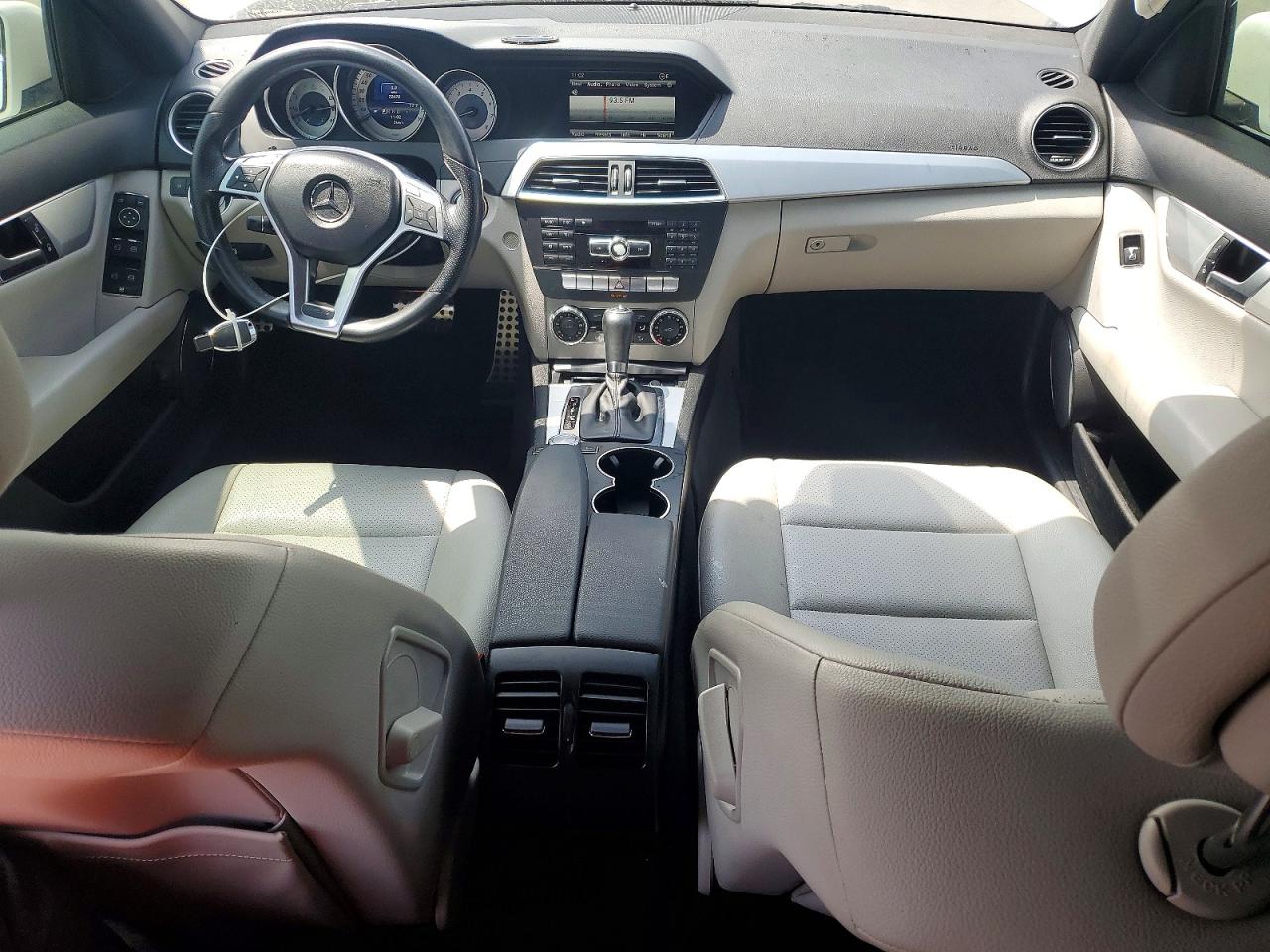 2013 Mercedes-benz C 250 White vin: WDDGF4HB7DA827901
